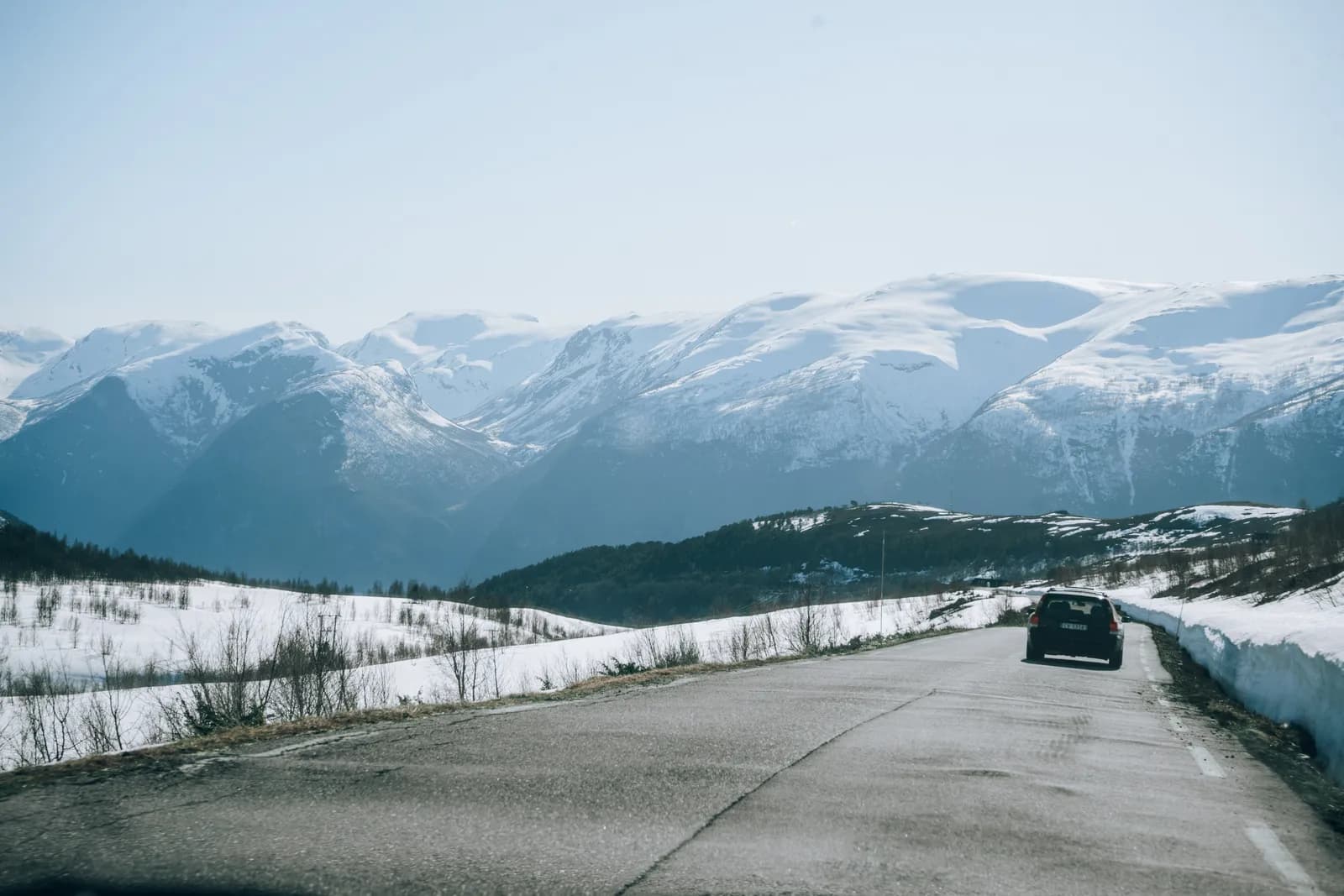 Route de montagne encore bordée de neige dans la région de Flåm, début mai 2023