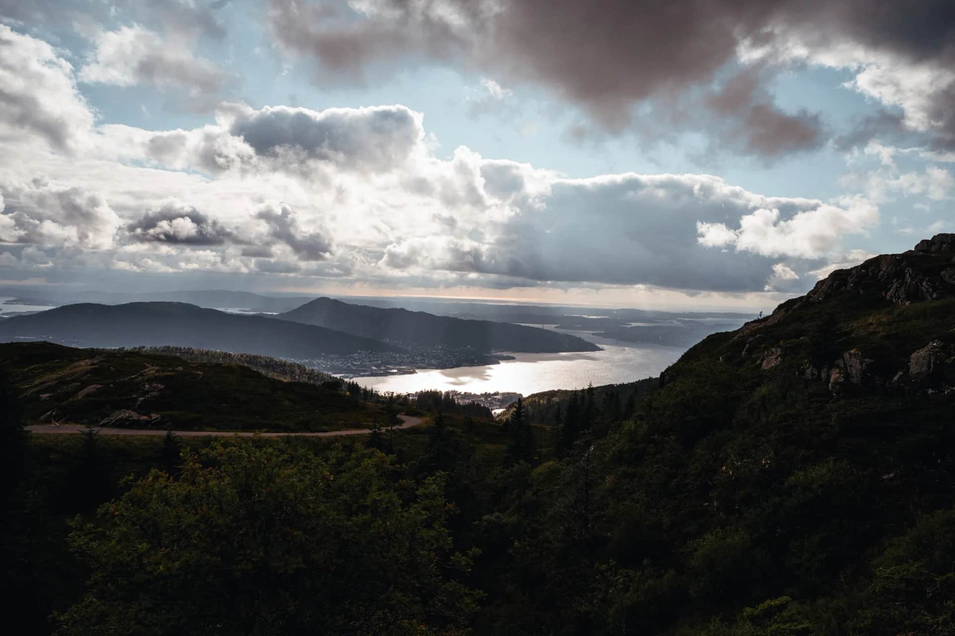 Vue sur un fjord près de Bergen depuis la randonnée d'Ulriken à Fløyen, en août 2024