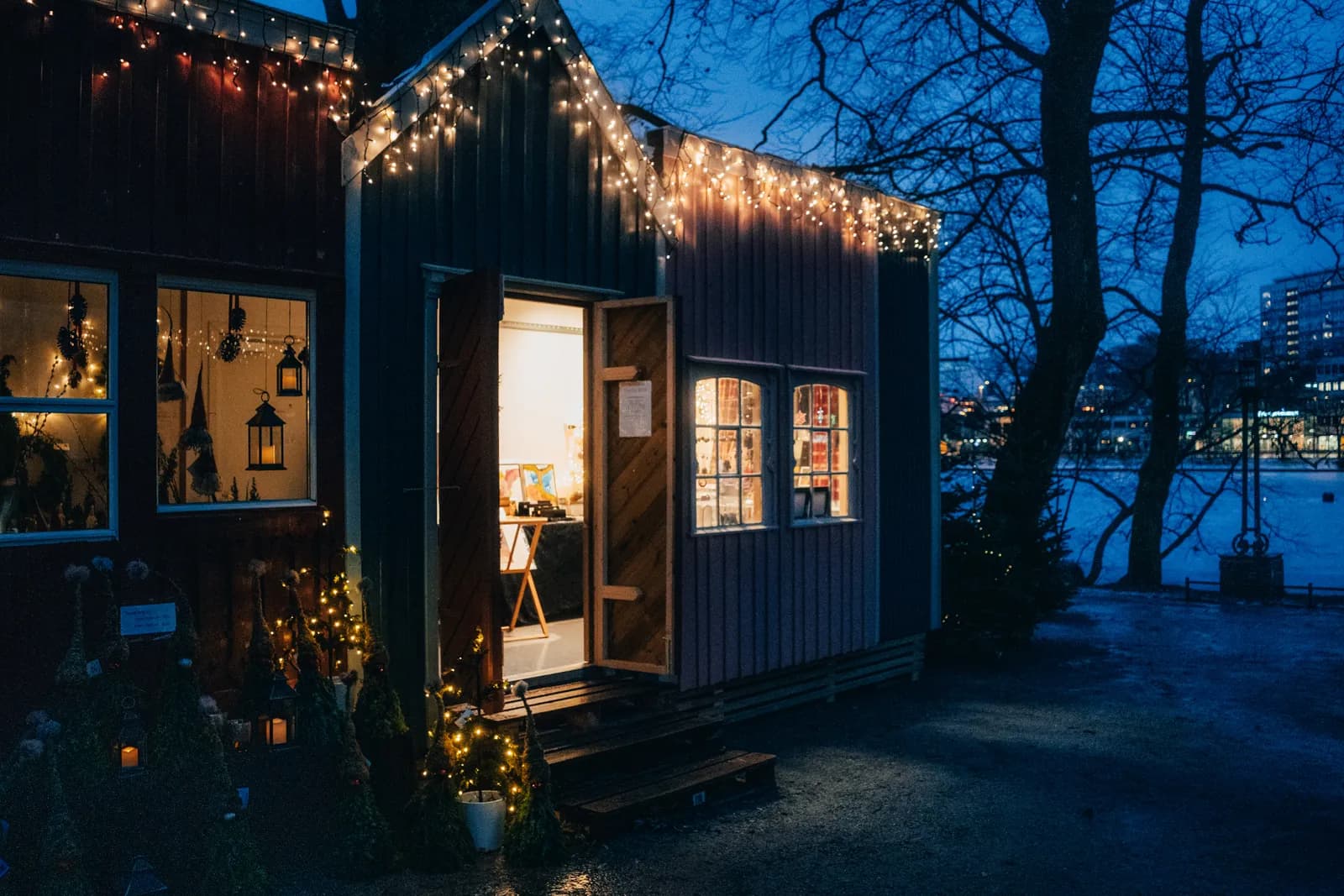 Chalet illuminé du marché de Noël de Byparken, à Stavanger, le 17 décembre 2022