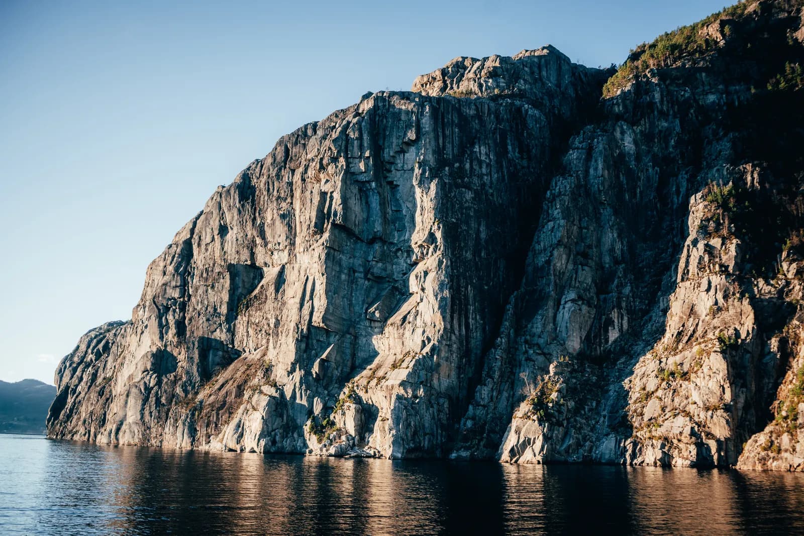 Falaises du Lysefjord éclairées par le soleil d’hiver, le 3 décembre 2022