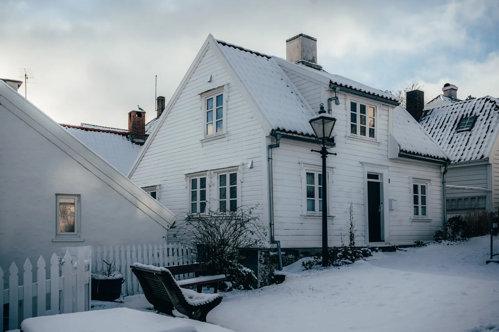 Maison blanche de Gamle Stavanger sous la neige, le 8 décembre 2022