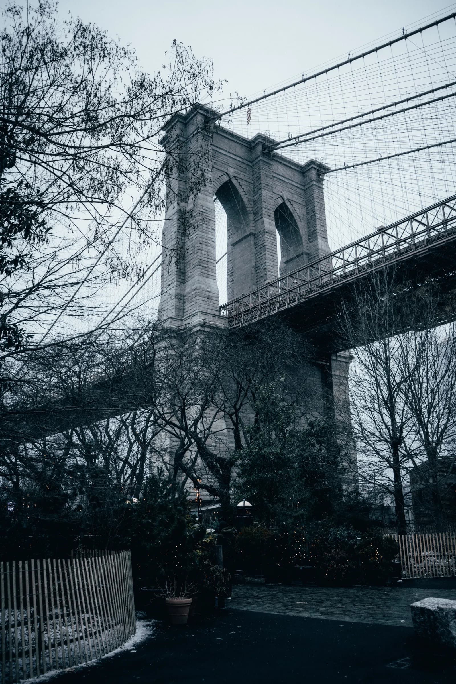 Une pile du pont de Brooklyn sous la neige, vue depuis Dumbo, le 12 mars 2022