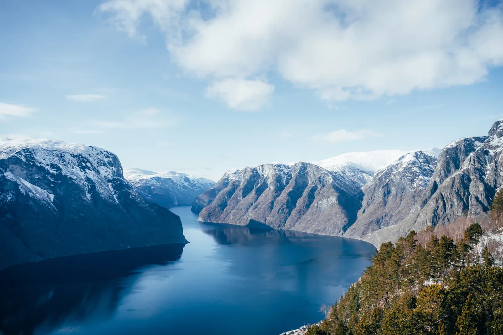 L'Aurlandsfjord et ses montagnes enneigées vus de Stegastein, fin mars 2023