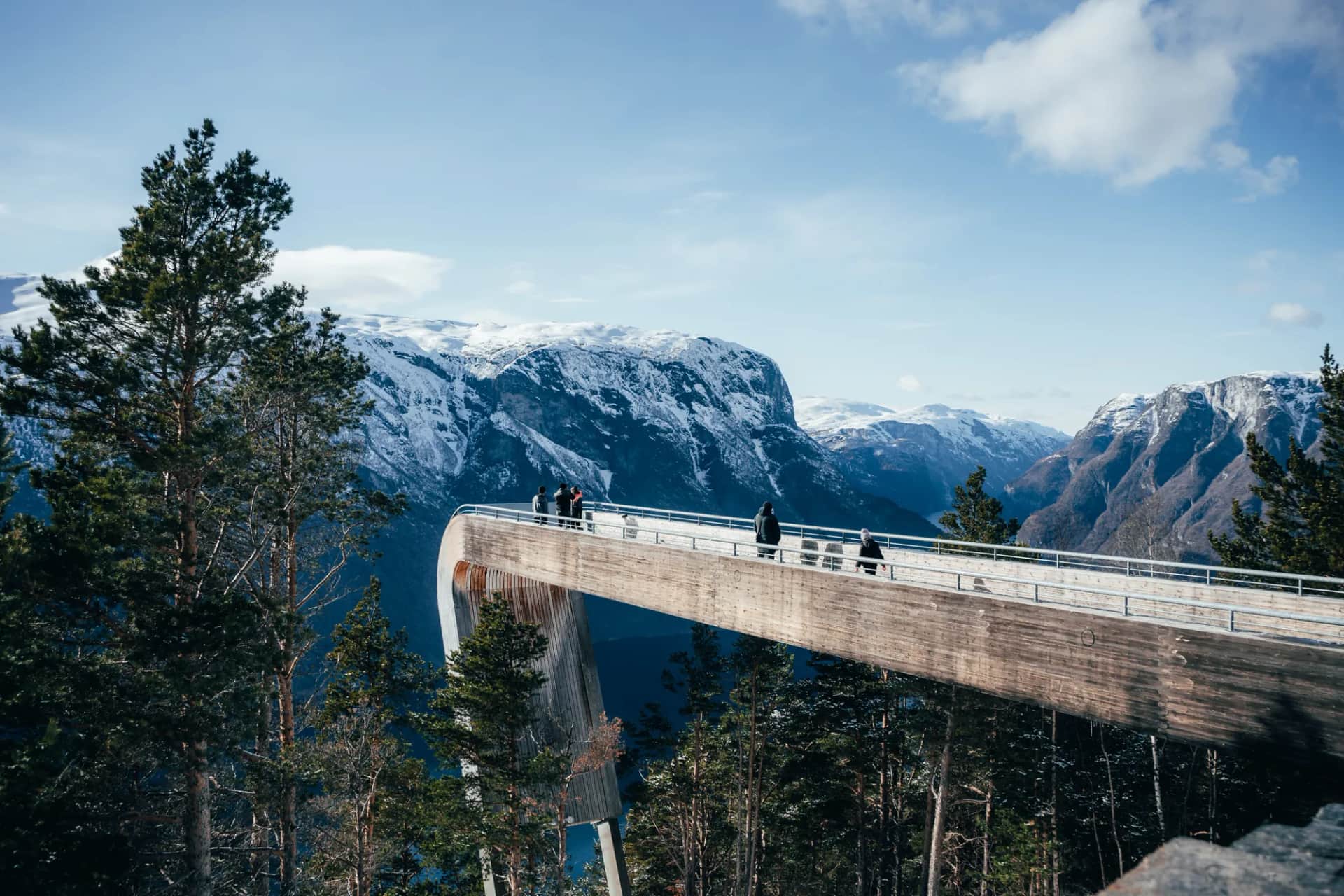 La passerelle de Stegastein au-dessus de l'Aurlandsfjord, sommets enneigés, le 26 mars 2023
