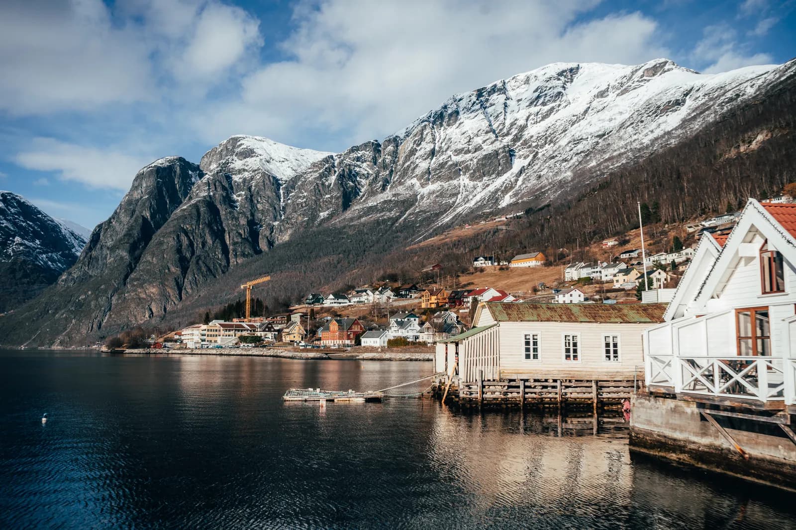 Le village d'Aurland au bord du fjord, sous les sommets enneigés, le 26 mars 2023