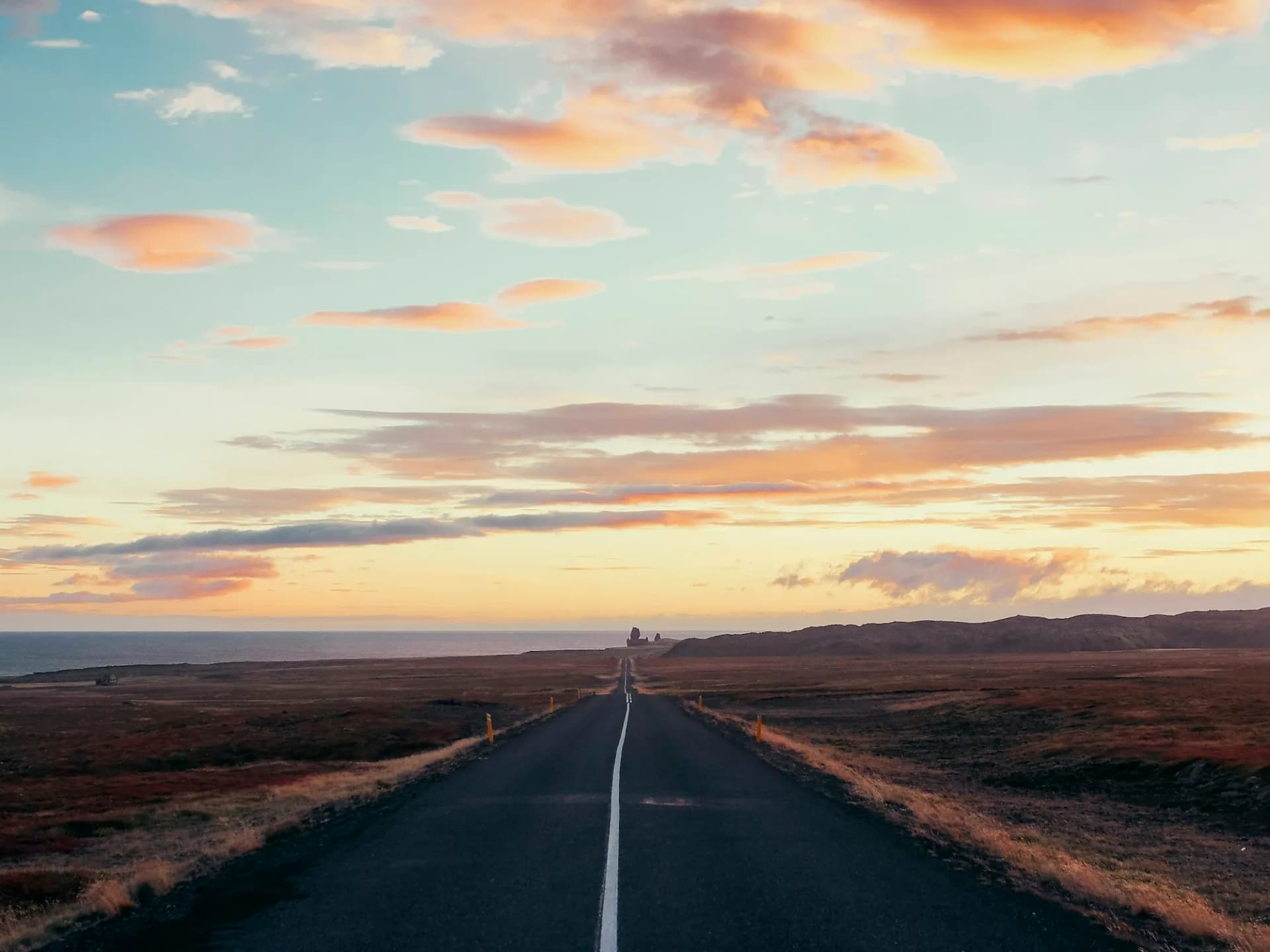 route droite traversant la lande islandaise sous un ciel de coucher de soleil