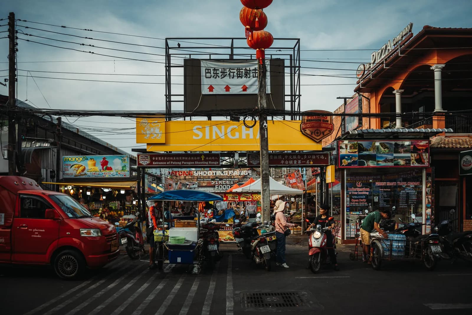 Entrée de Bangla Road en plein jour, arche jaune Singha, lanternes rouges et stands de rue encore calmes