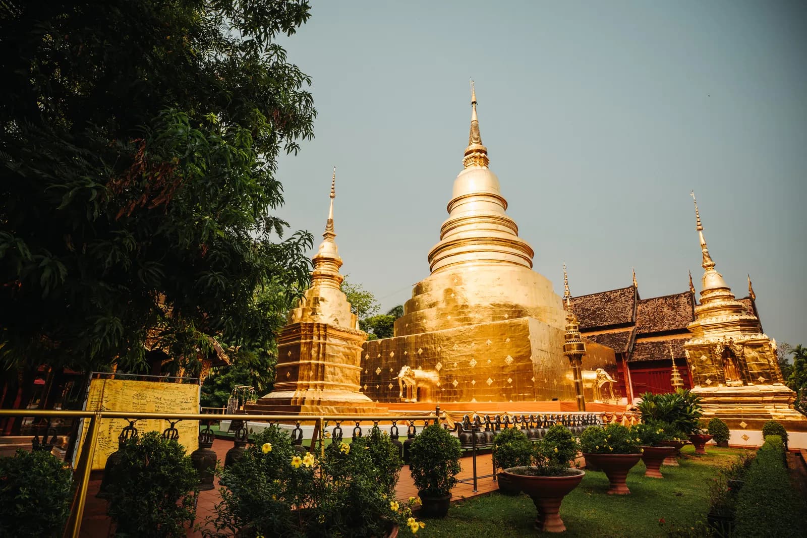 Chedi doré de Wat Phra Singh, dans la vieille ville de Chiang Mai, sous un ciel voilé
