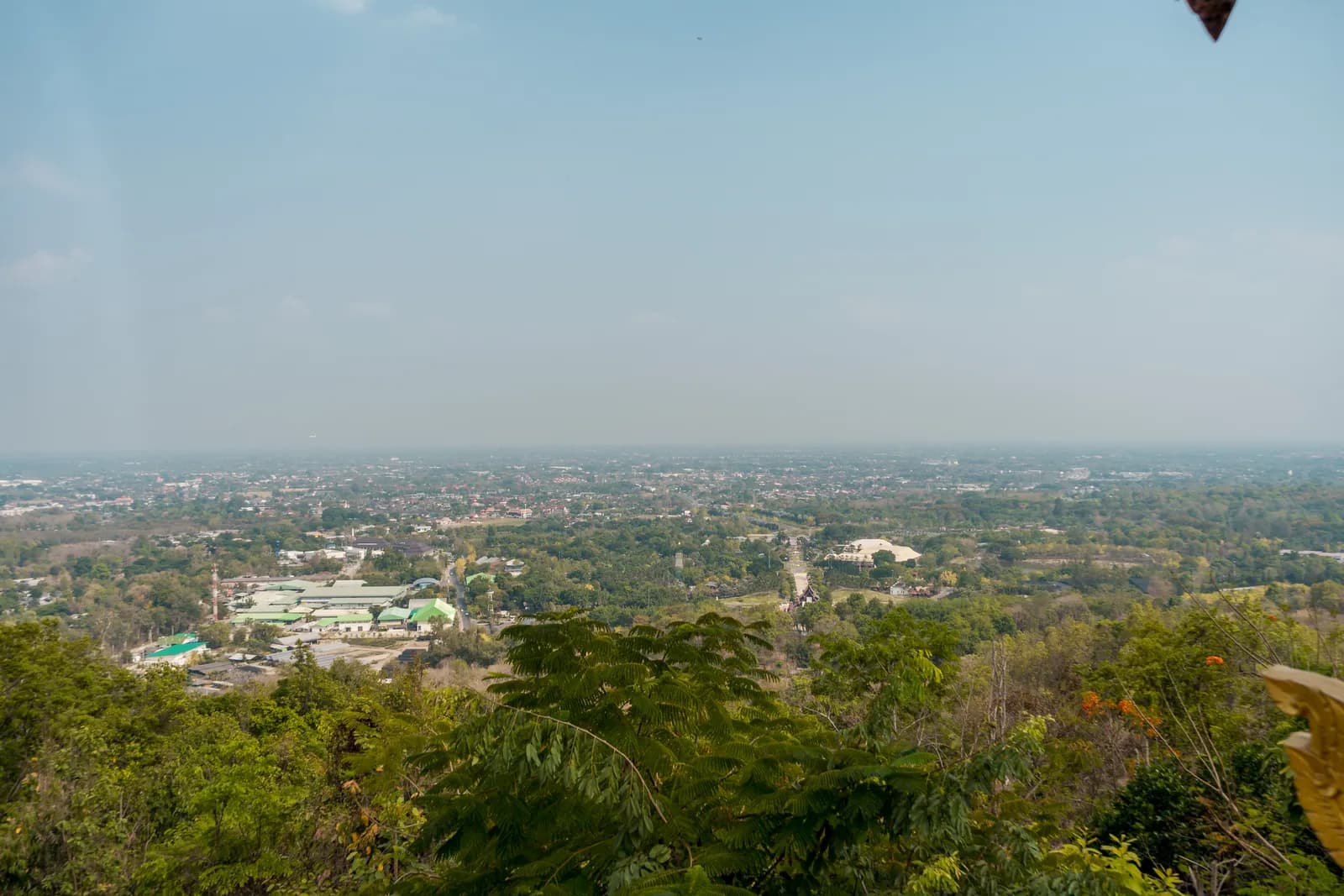 La vallée de Chiang Mai sous un voile de fumée blanchâtre, vue depuis la colline de Doi Kham fin avril