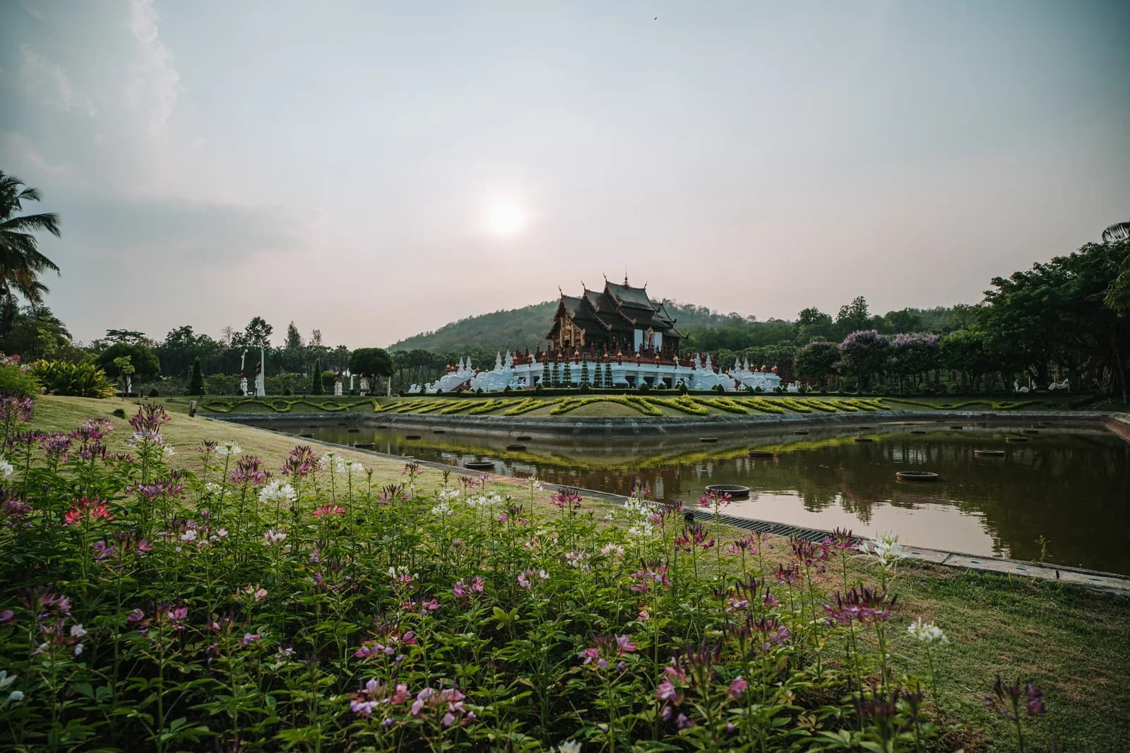 Soleil pâle dans un ciel blanc au-dessus du pavillon Ho Kham Luang du Royal Park Rajapruek, à Chiang Mai
