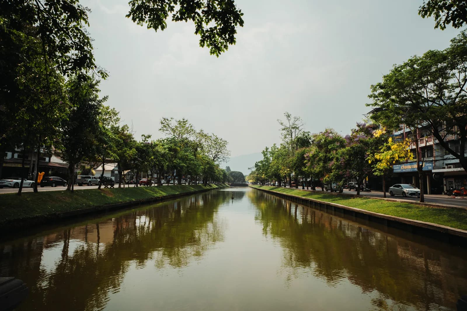 Les douves de la vieille ville de Chiang Mai sous un ciel délavé, début avril