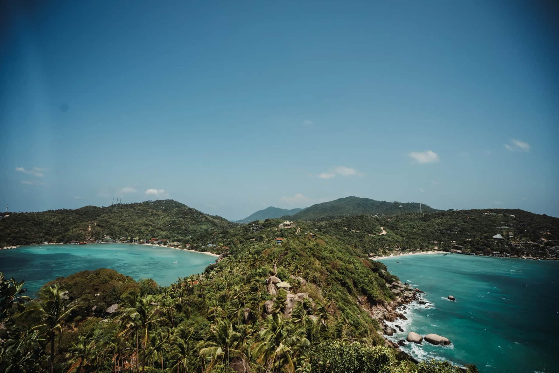 Les deux baies turquoise de Shark Bay et Chalok vues depuis le John-Suwan viewpoint, au sud de Koh Tao