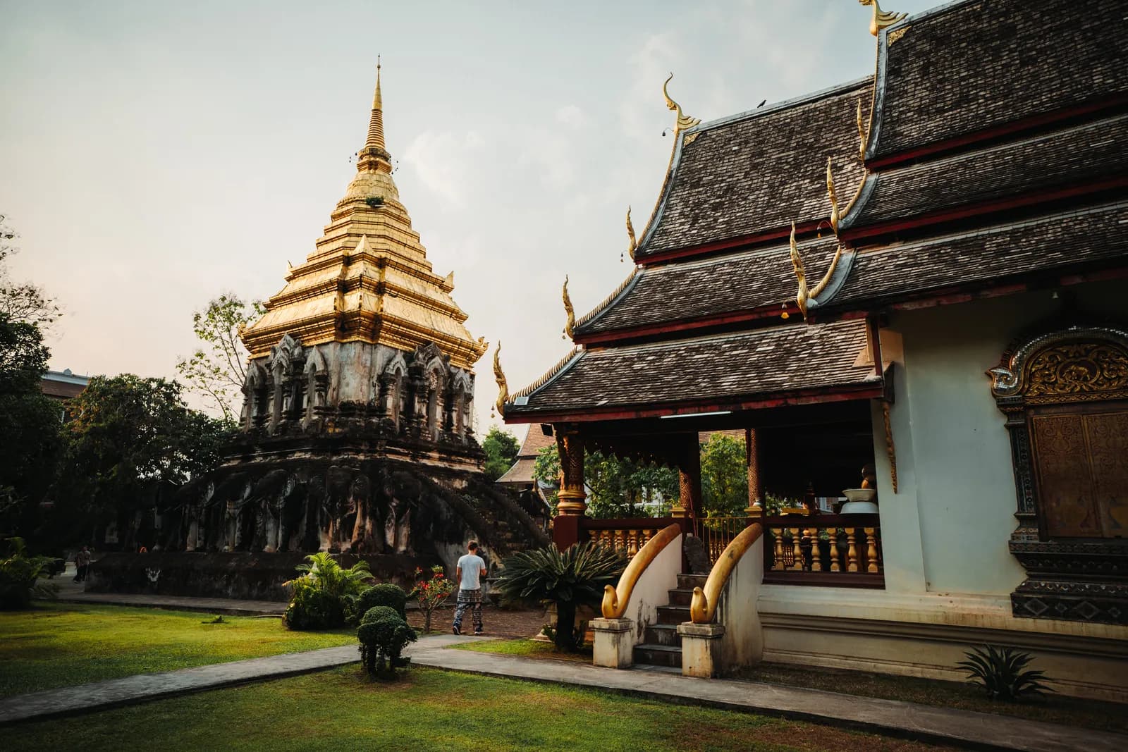 Chedi doré soutenu par des éléphants et vihan en bois de Wat Chiang Man, le plus ancien temple de Chiang Mai