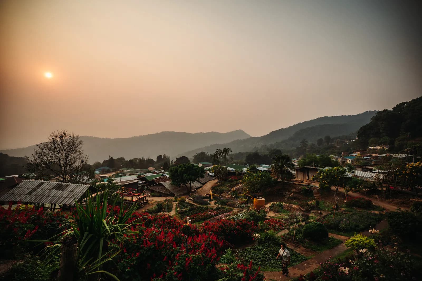 Soleil pâle dans la fumée des brûlis au-dessus du village hmong de Doi Pui, près de Chiang Mai, en avril