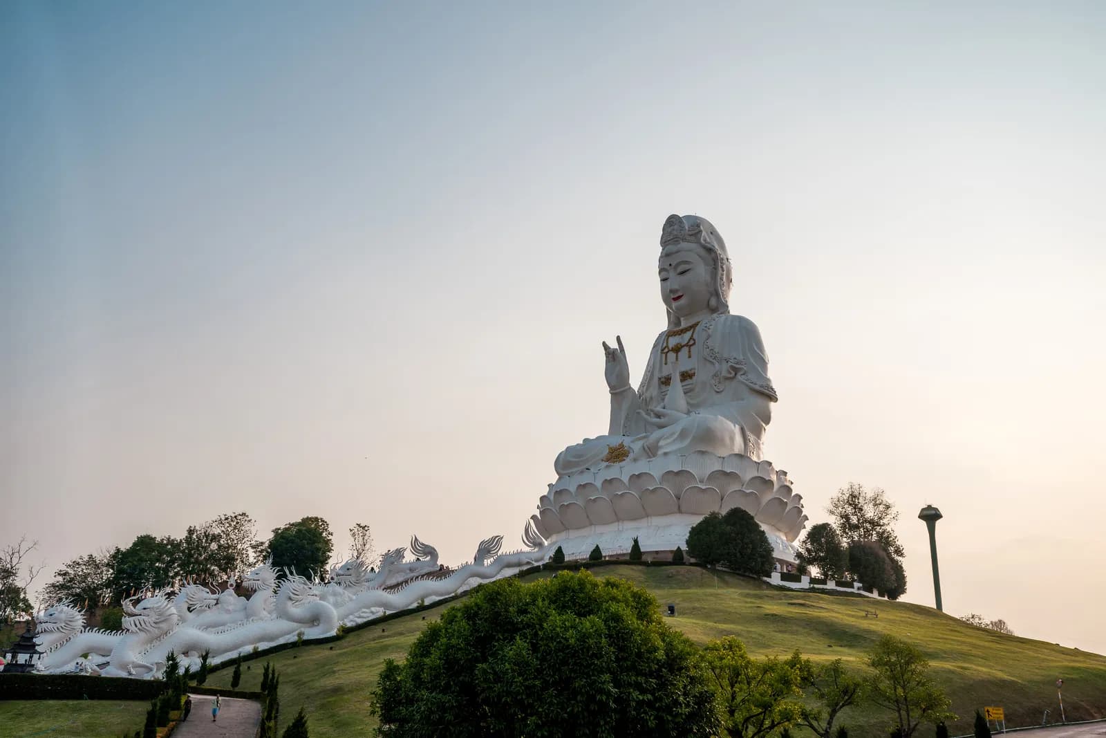 Statue géante de Guanyin sur sa colline au coucher du soleil, à Wat Huay Pla Kang, Chiang Rai