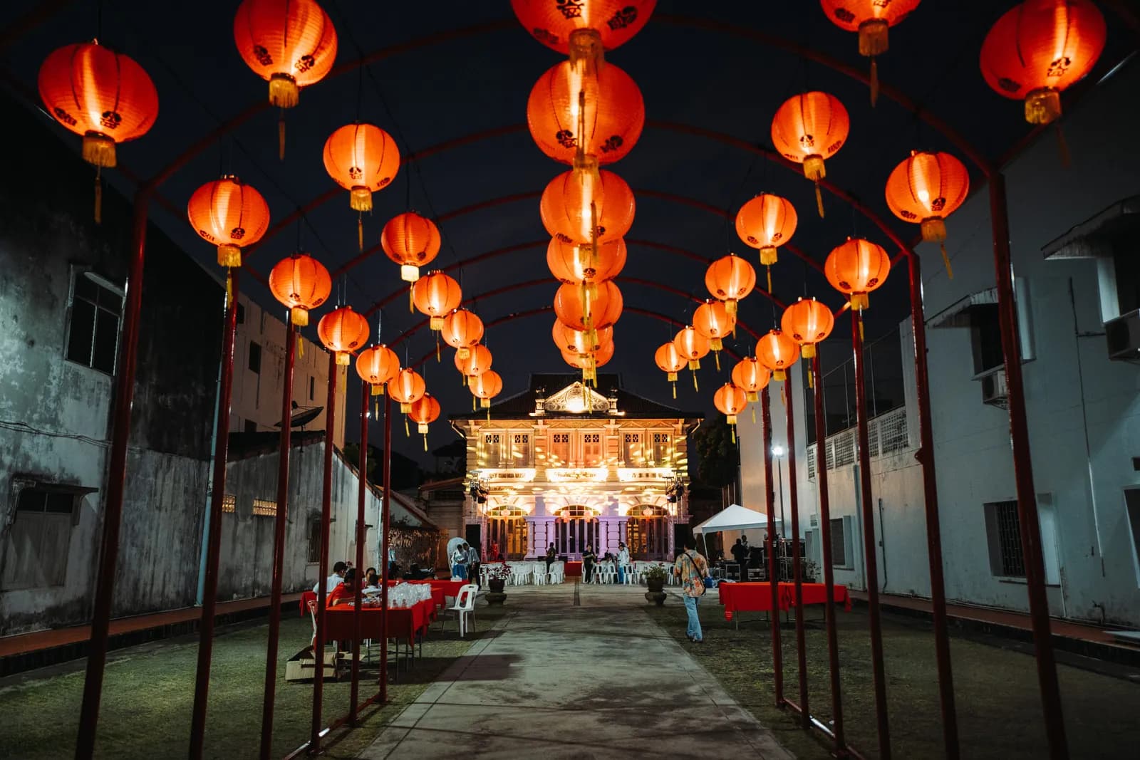 Allée de lanternes rouges menant à une demeure sino-portugaise illuminée pendant le Phuket Festival, dans la vieille ville