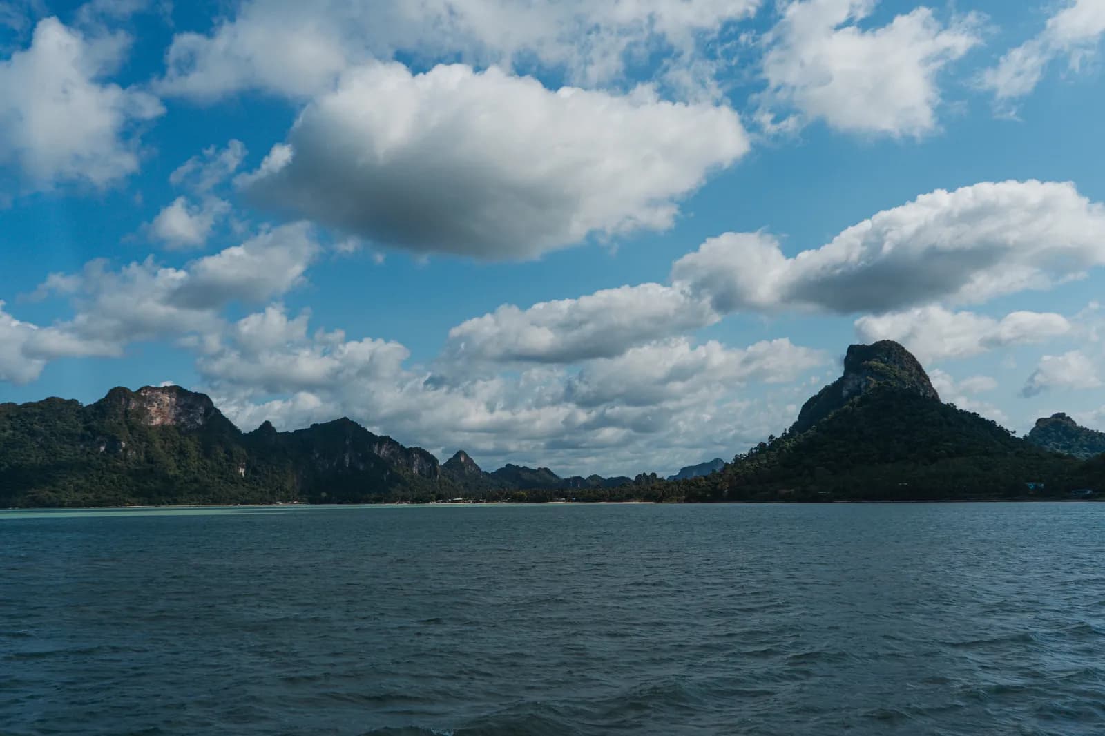 Pitons karstiques couverts de jungle vus depuis le ferry entre le continent et Koh Phangan