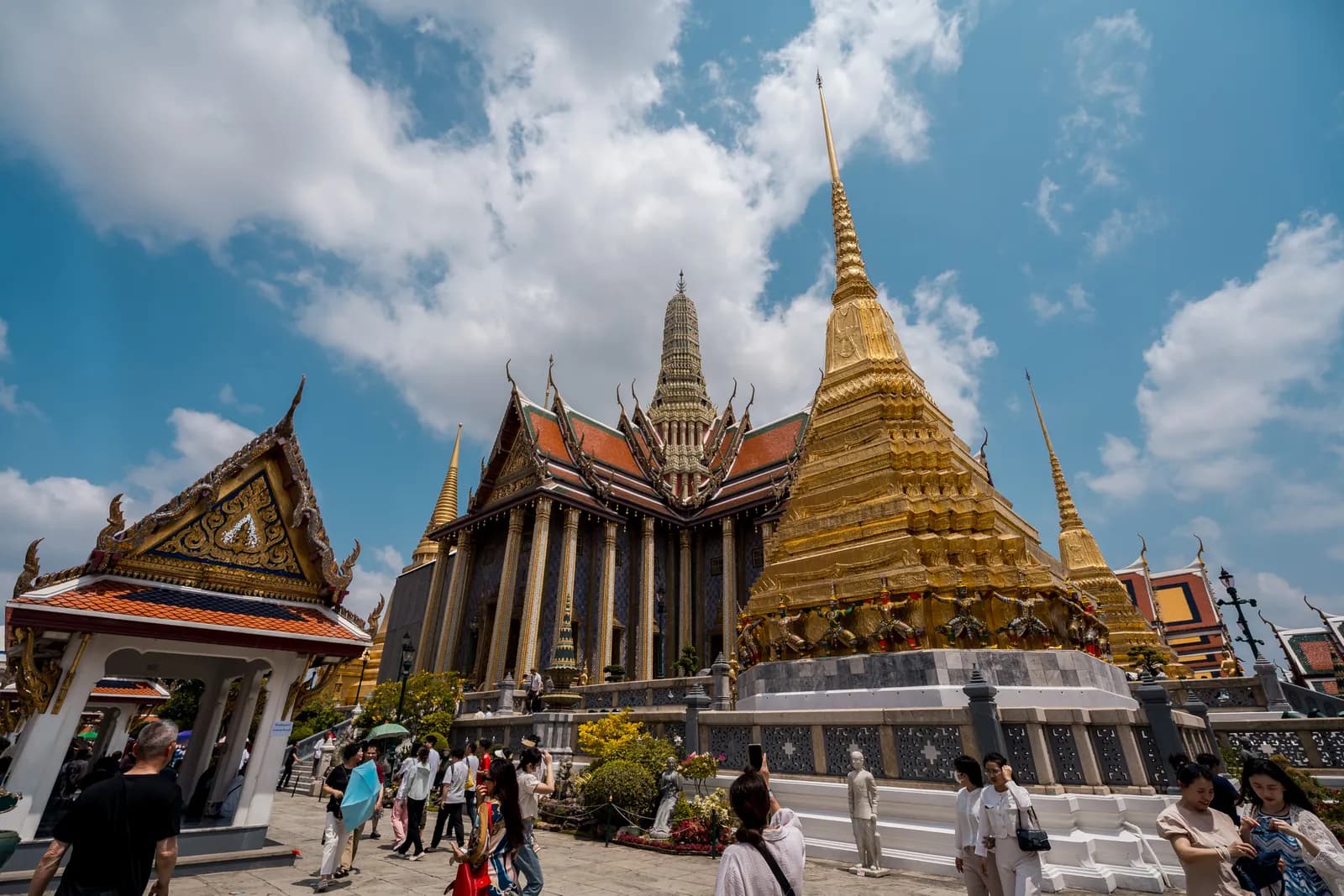 Chedi doré et toits du Wat Phra Kaew dans l'enceinte du Grand Palais de Bangkok