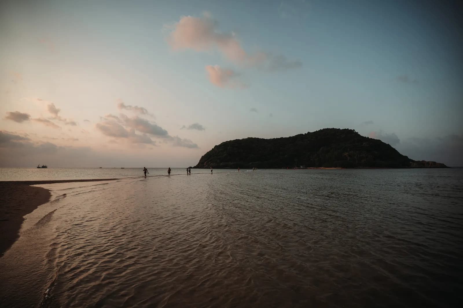 Banc de sable de Mae Haad à marée basse face à l'îlot de Koh Ma, au crépuscule, sur Koh Phangan