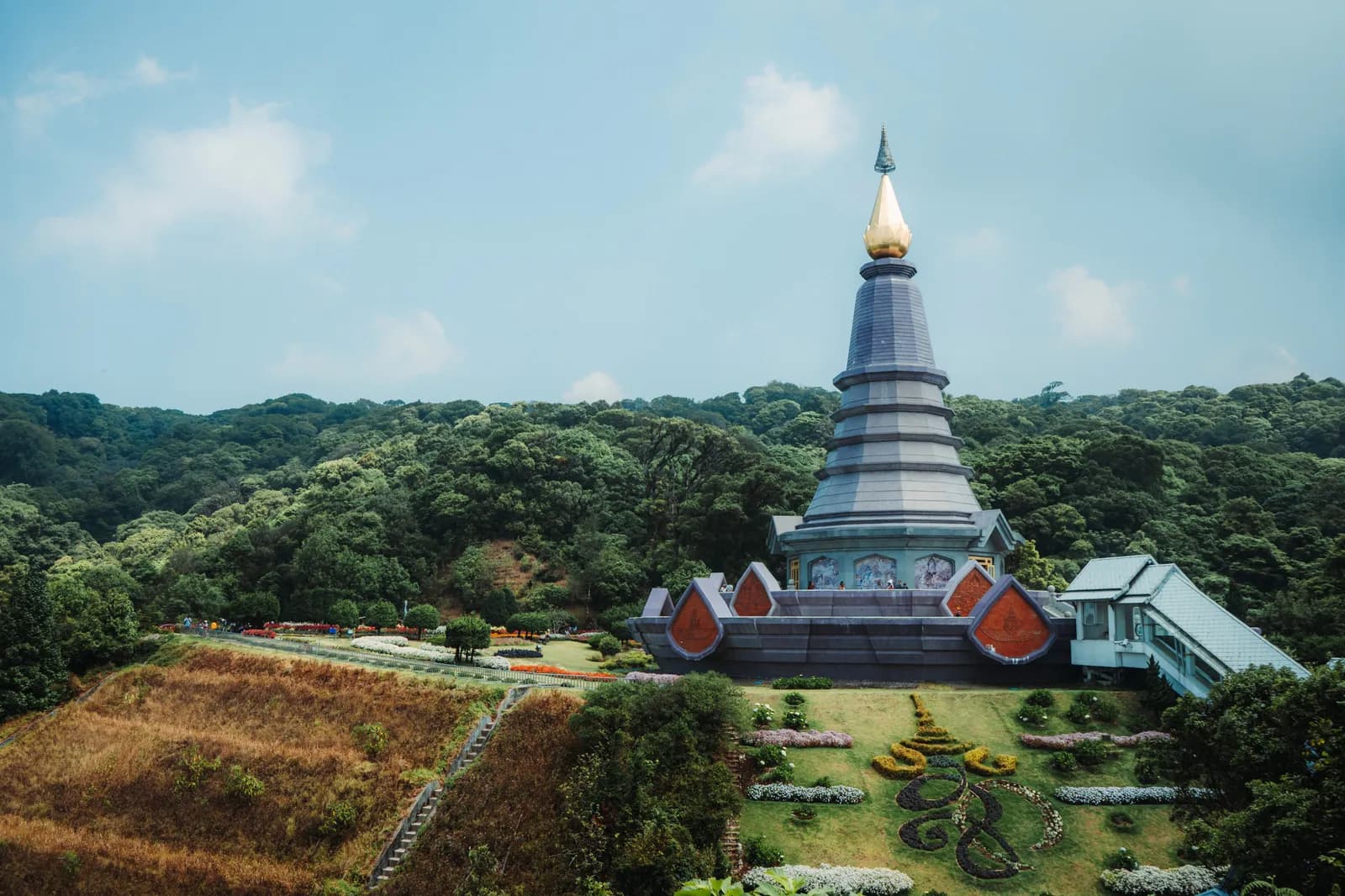 Chedi royal du Doi Inthanon vu d'en haut, entouré de jardins et de forêt de montagne