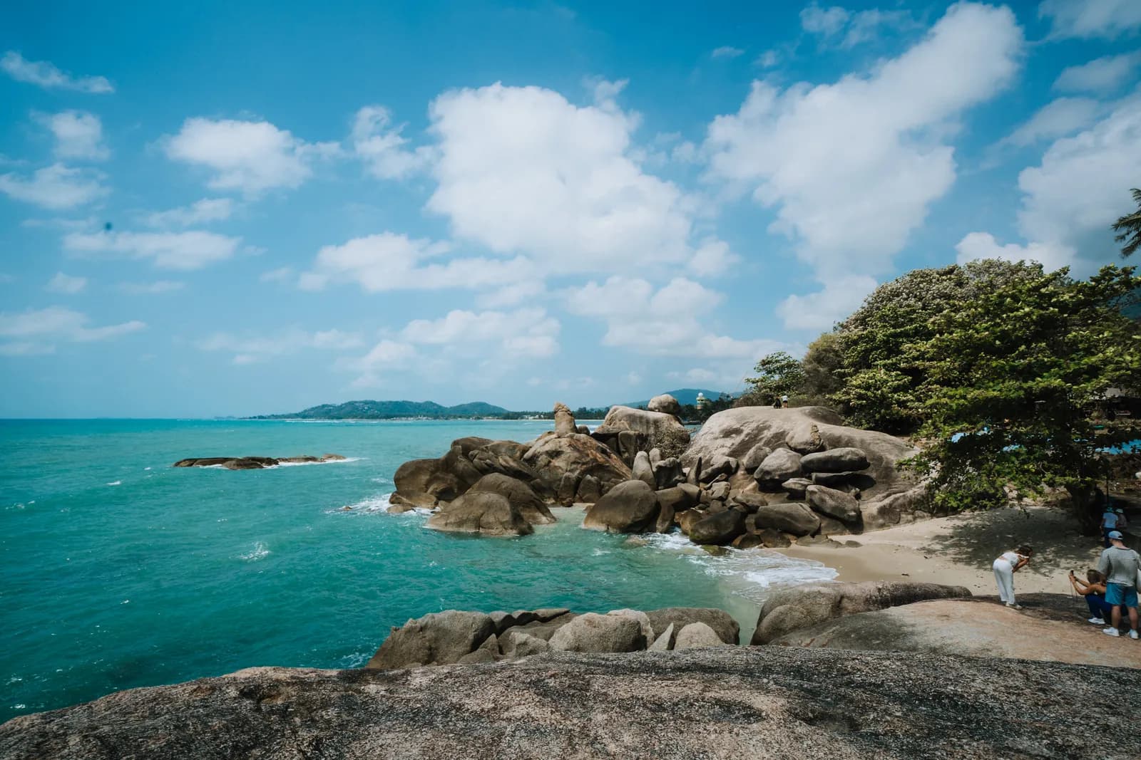 Rochers de granite de Hin Ta et Hin Yai plongeant dans une mer turquoise, au sud-est de Koh Samui