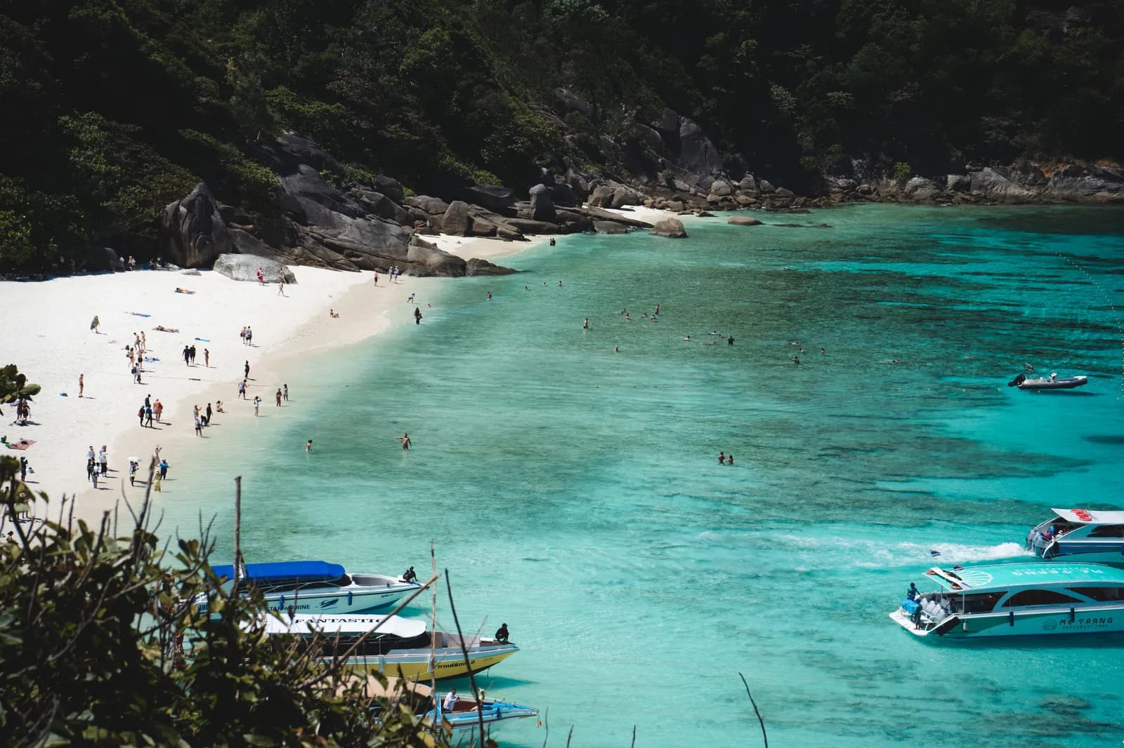 Plage de sable blanc et eau turquoise de Donald Duck Bay vues depuis le point de vue de l'île n°8 des Similan