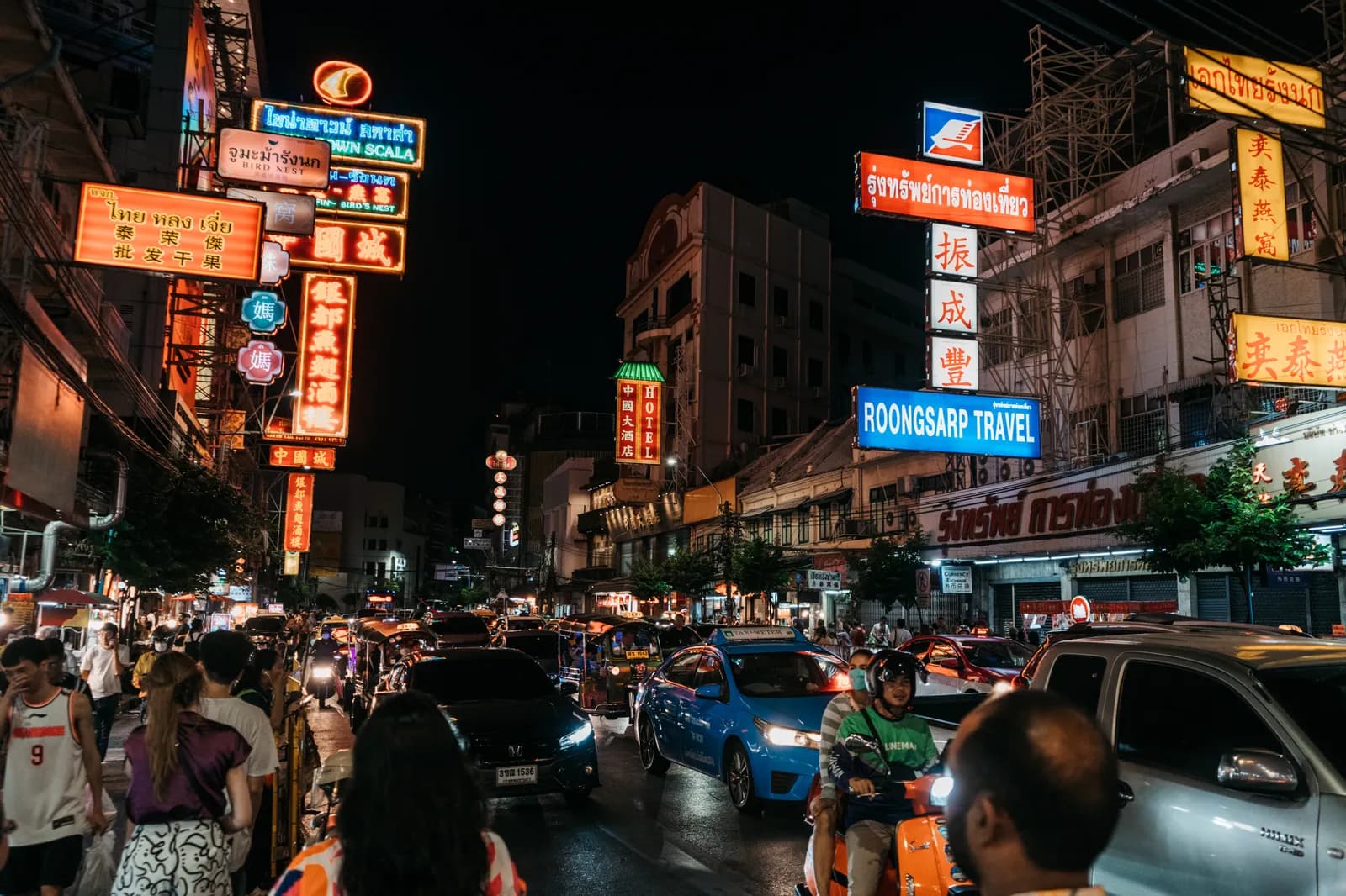Enseignes au néon de Yaowarat Road la nuit, dans le quartier chinois de Bangkok