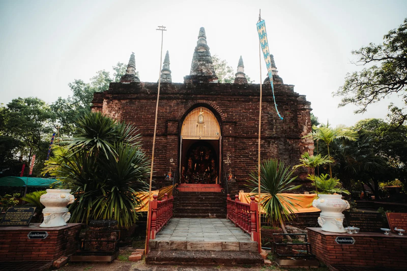 Façade en briques du vihan aux sept flèches de Wat Chet Yot, avec son escalier rouge, au nord-ouest de Chiang Mai