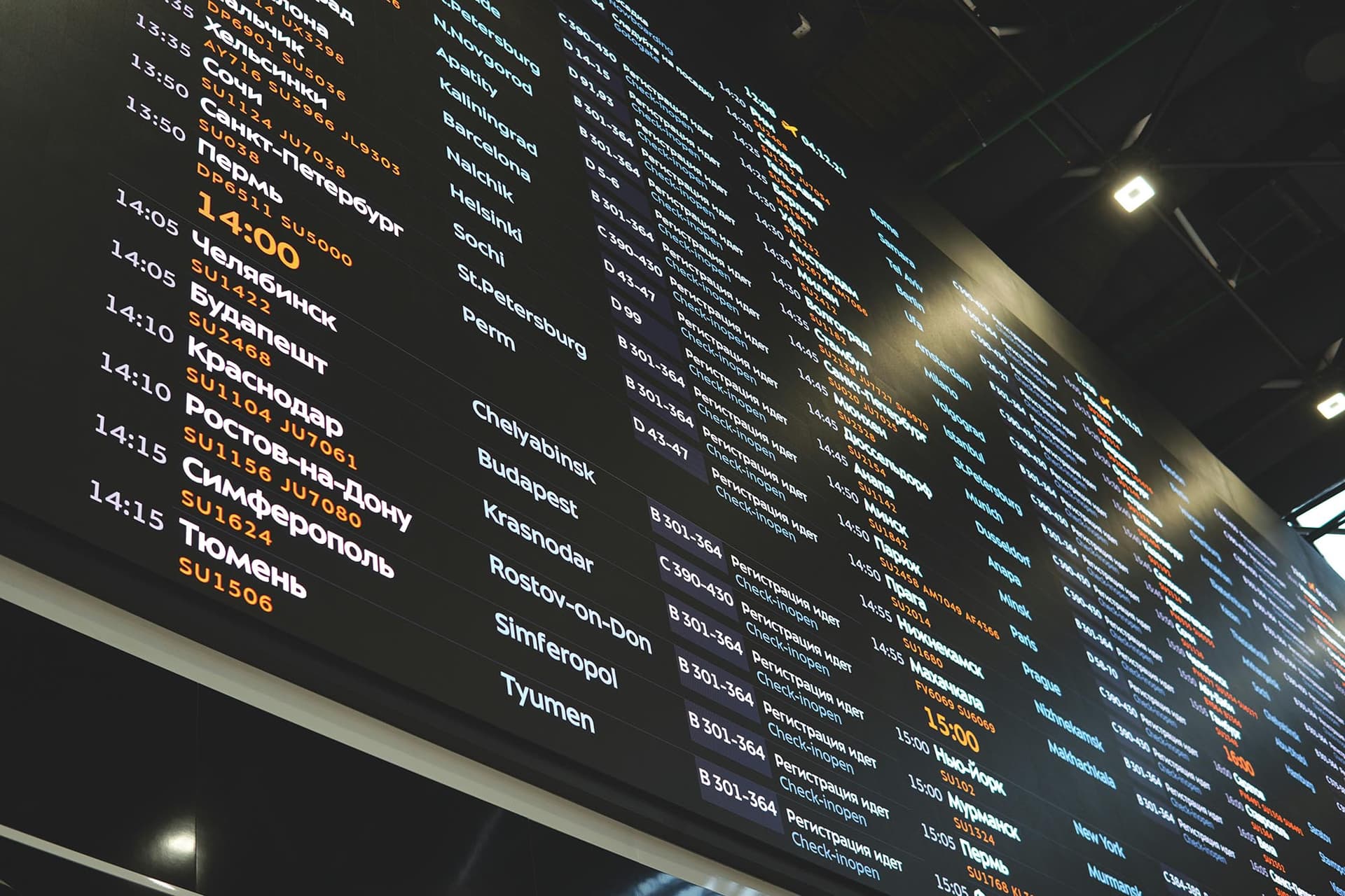 Panneau de départs dans un aéroport avec des vols annulés vers le Moyen-Orient