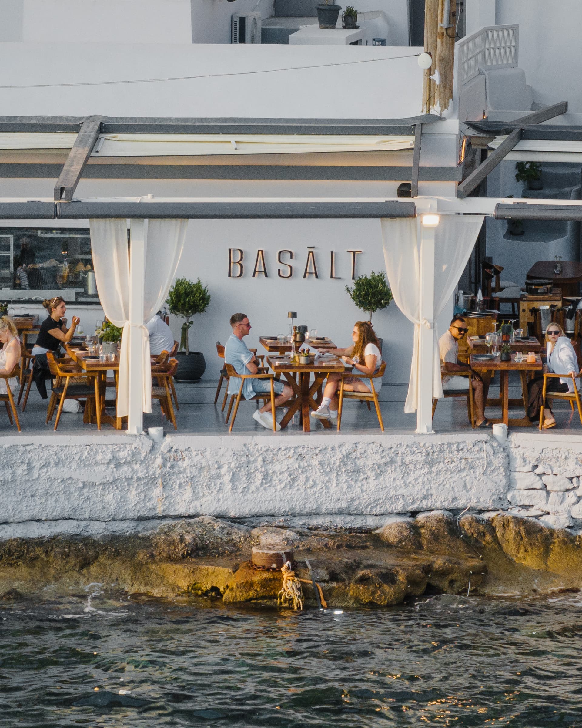 Basālt, le restaurant qui change la donne à Ammoudi Bay