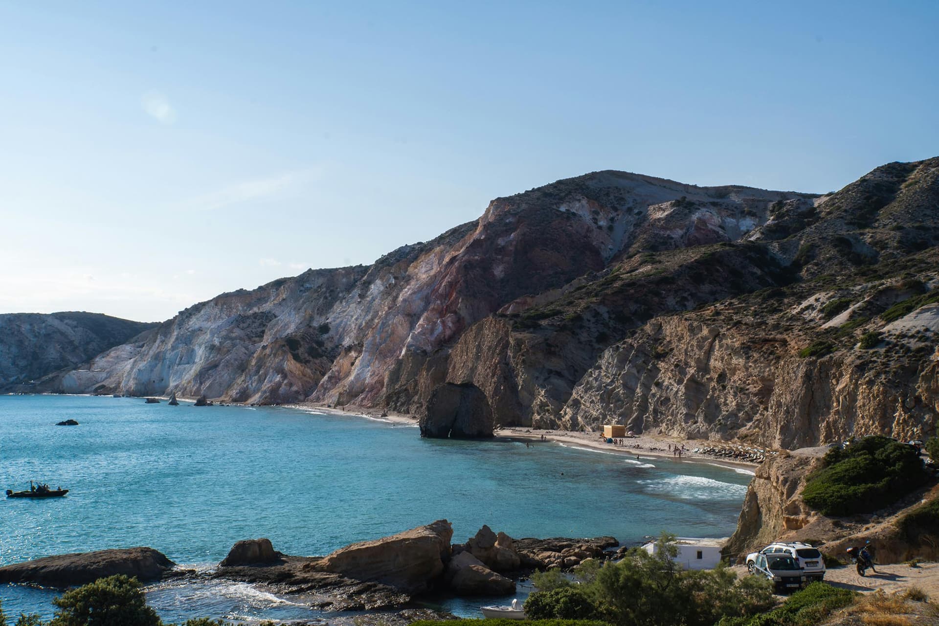 Paysage côtier grec en été avec végétation méditerranéenne