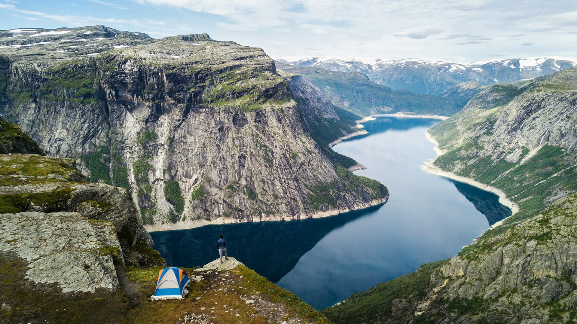 Fjord norvégien en été sous le soleil de minuit