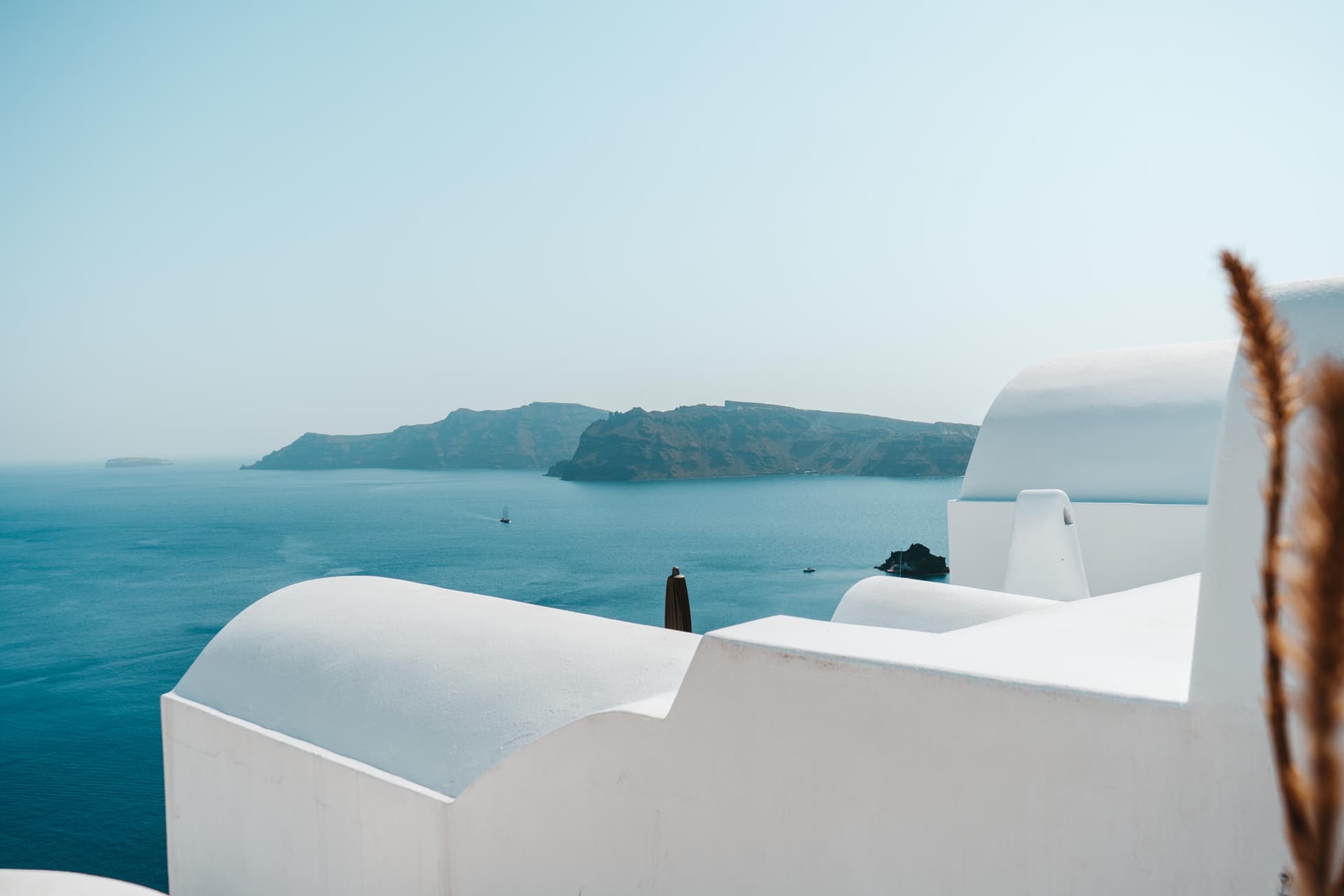 Streets of Fira with views over the caldera, the starting point of the hike to Oia