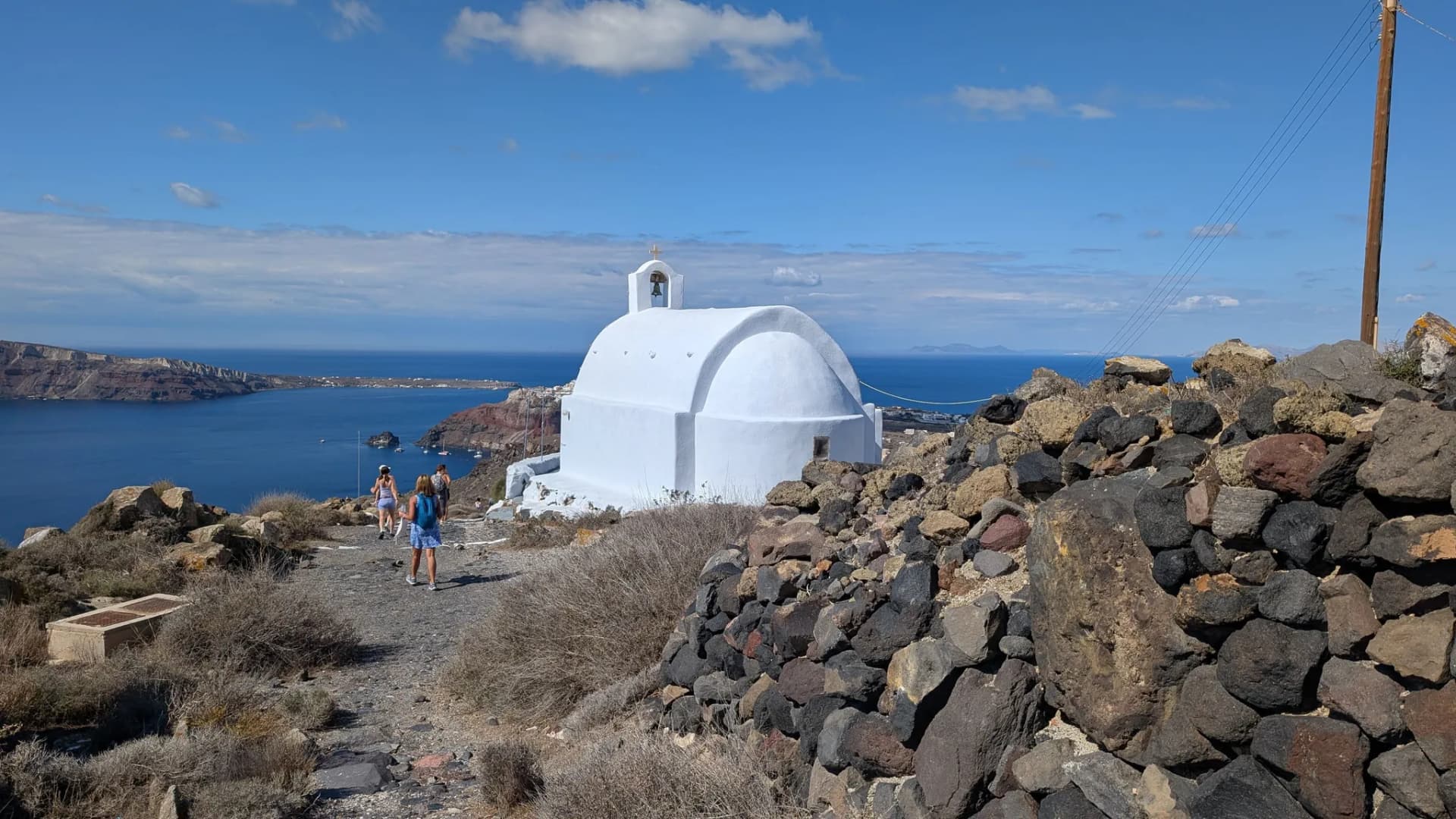 Rocky descent towards Oia with panoramic views of the caldera