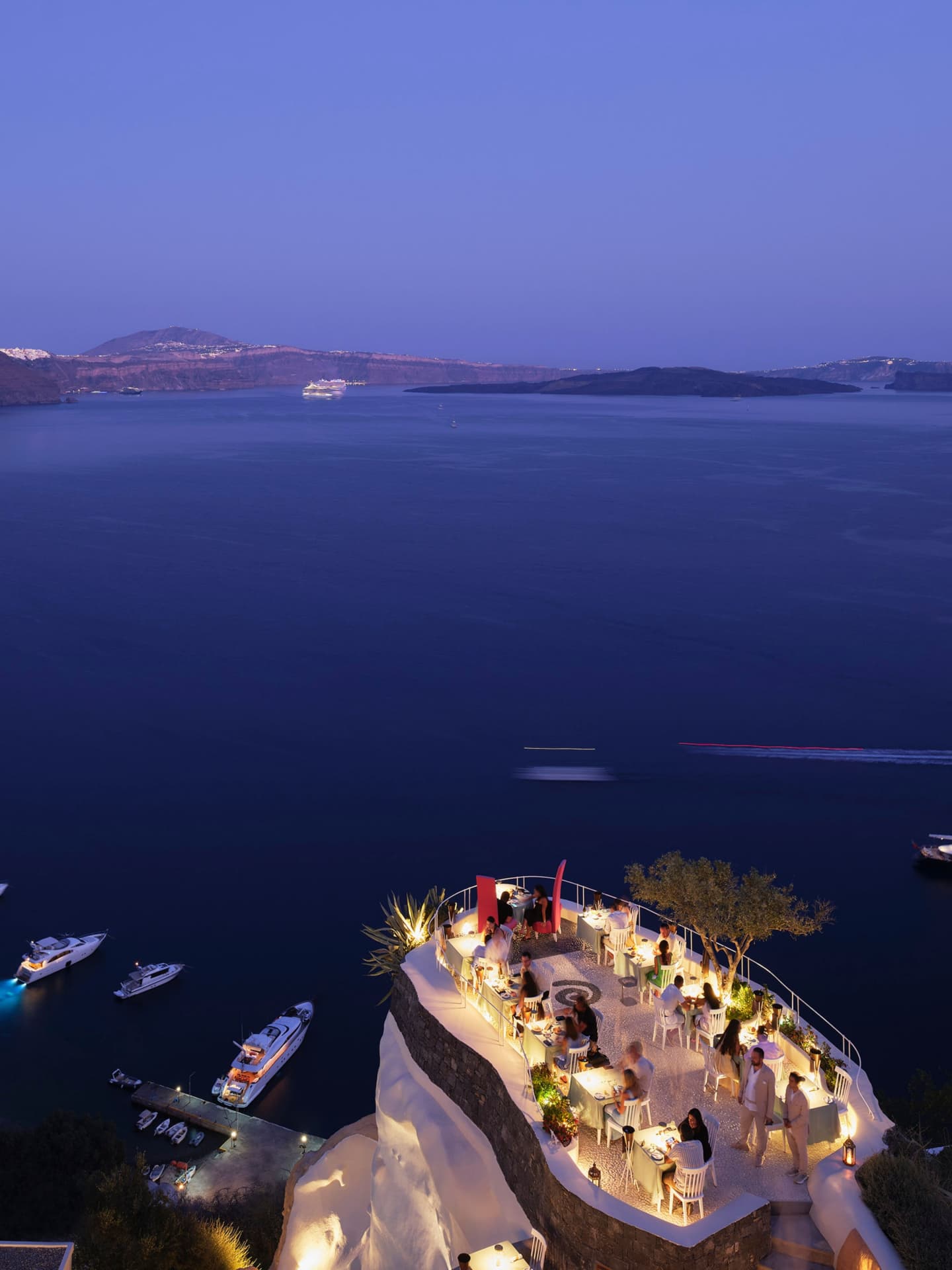 Vue panoramique depuis la terrasse du Lycabettus Restaurant sur la caldeira de Santorin au coucher du soleil