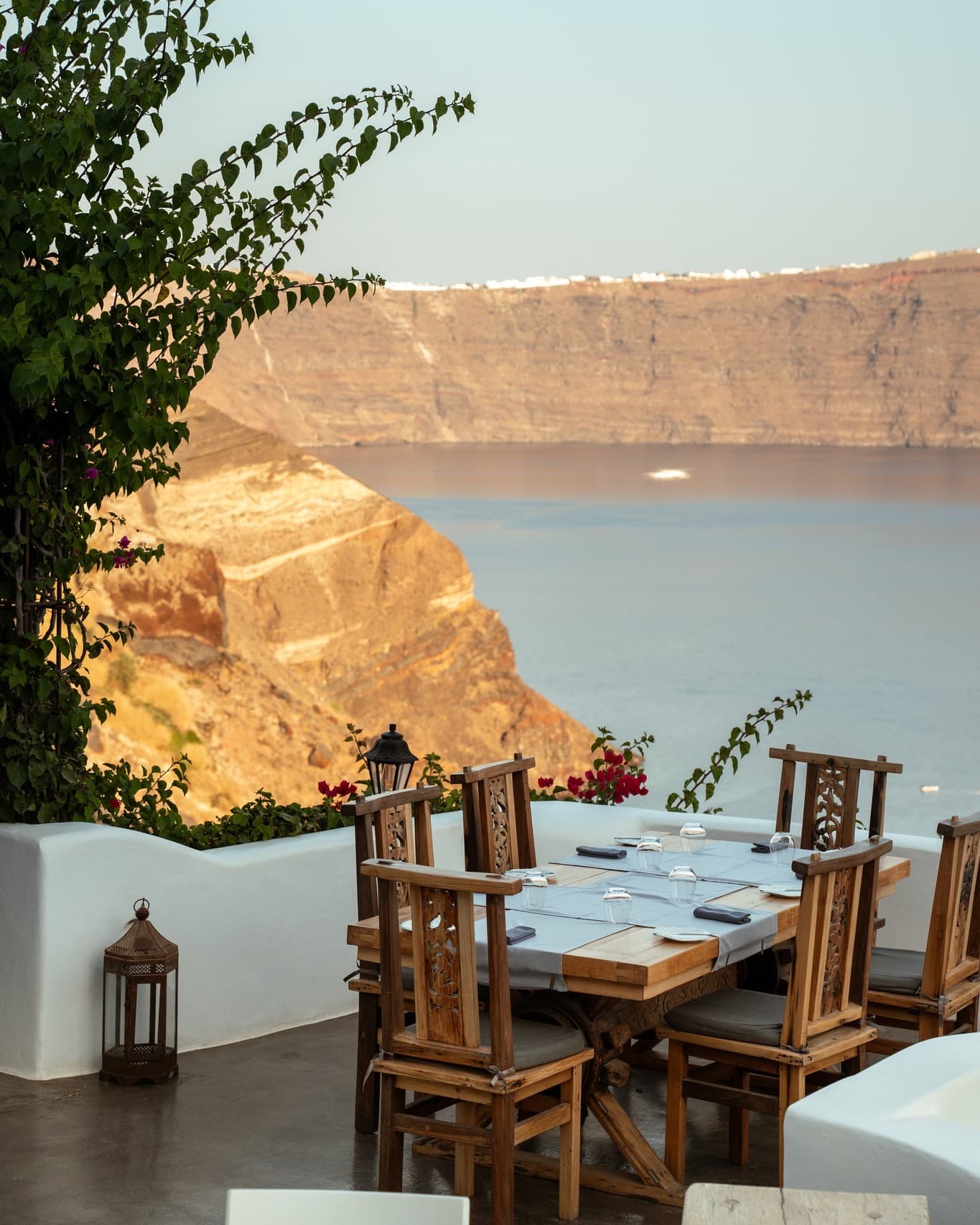 Dressage soigné d'une table du Lycabettus avec vue sur la mer Égée en arrière-plan