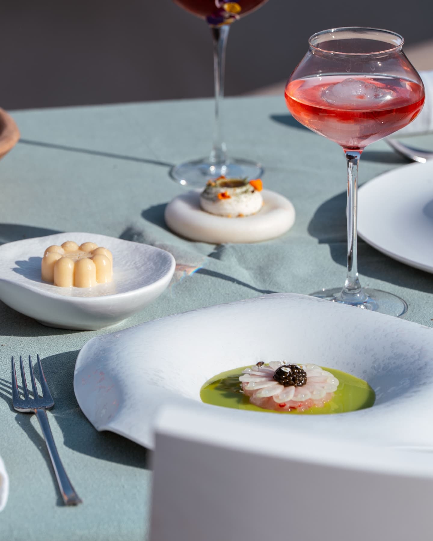 Assiette signature du chef Christos Karagiannis au Lycabettus, dressage gastronomique contemporain