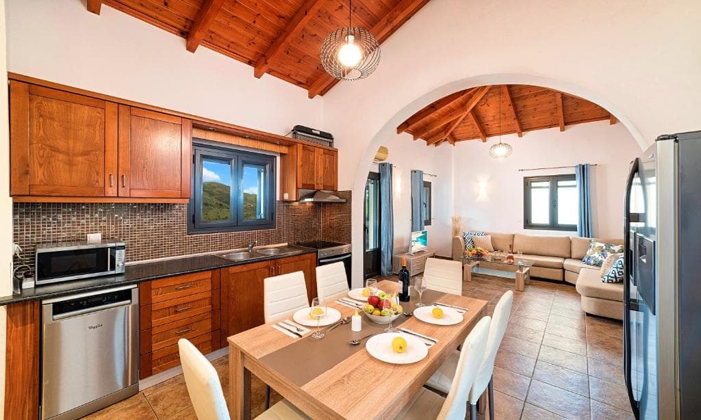 Intérieur chaleureux d’une villa Du Lac près du lac Kournas