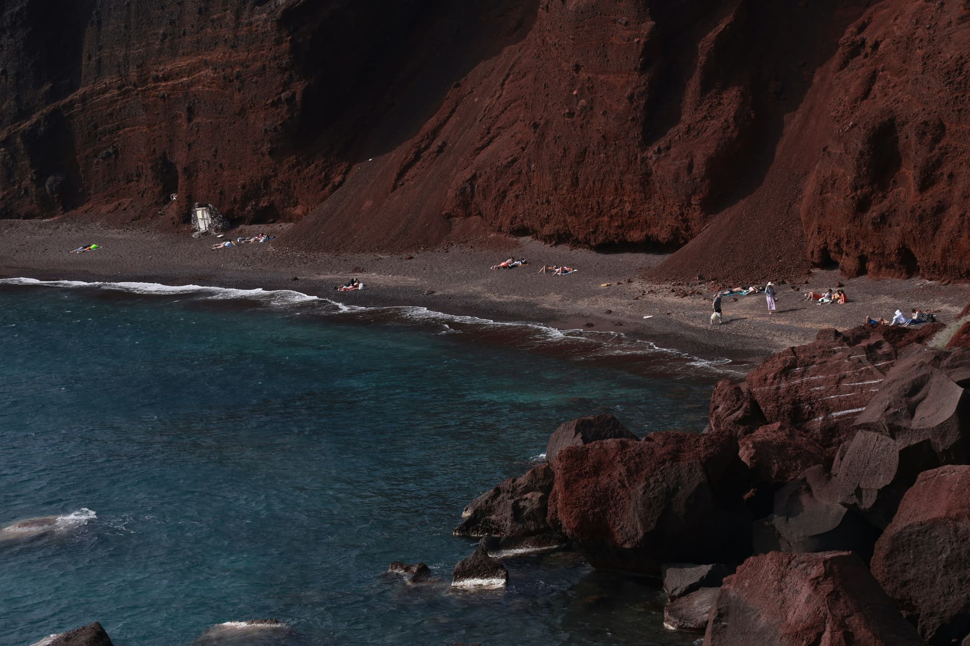 Red Beach à Santorin avec ses imposantes falaises rouges et son eau turquoise