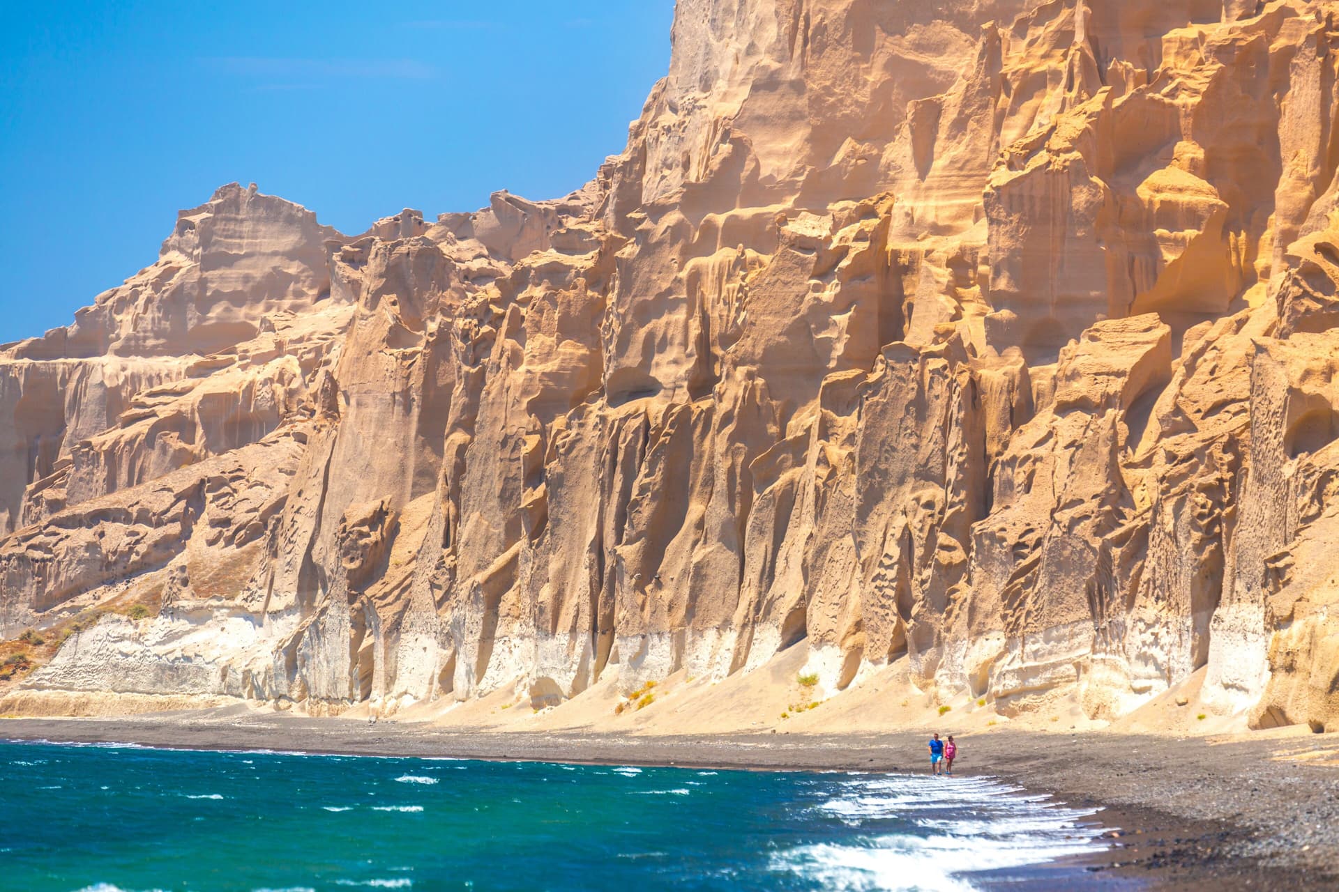 Plage de Vlychada à Santorin avec ses falaises blanches sculptées par le vent