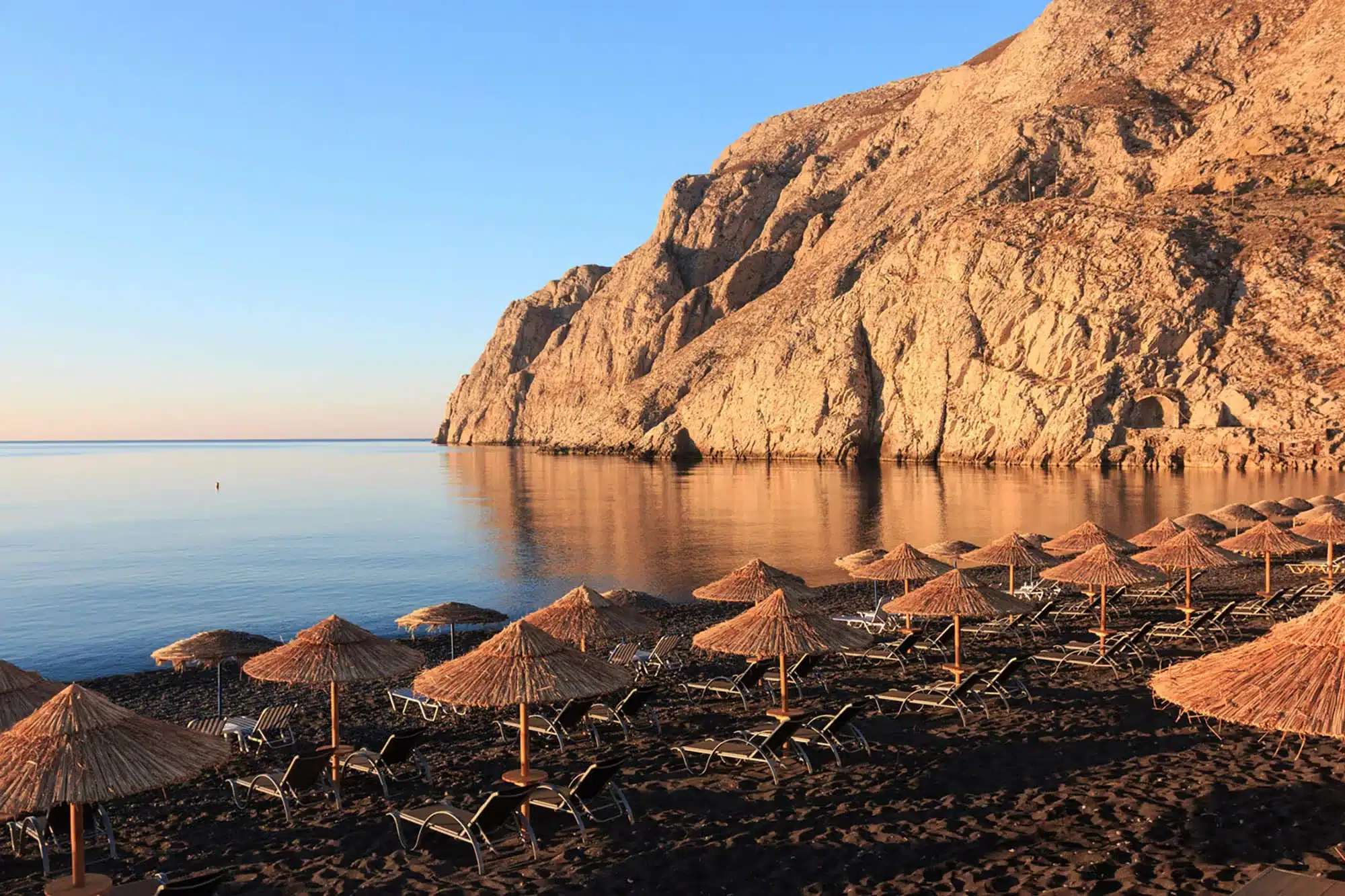 Plage de Kamari à Santorin avec sa promenade animée, restaurants et Mesa Vouno
