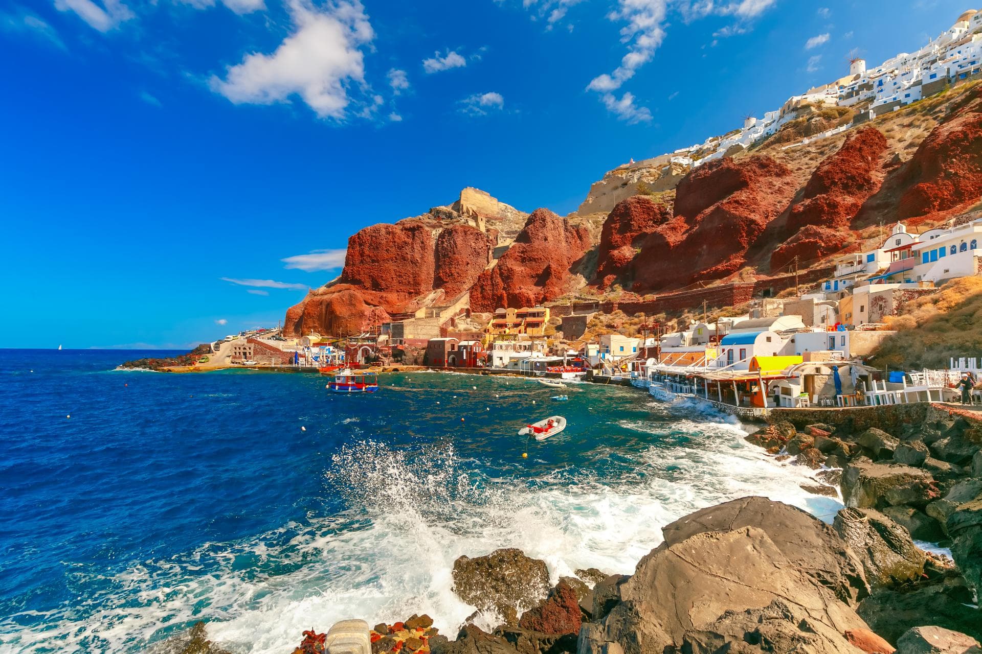 Baie d'Ammoudi sous le village d'Oia à Santorin avec eau turquoise et tavernes