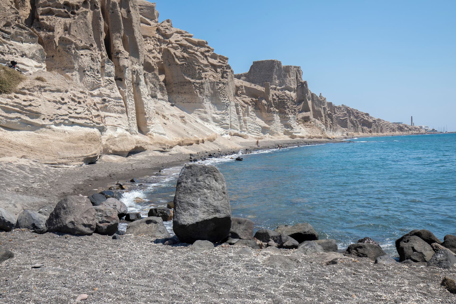 Eros Beach à Santorin, plage déserte entre falaises blanches et sable noir