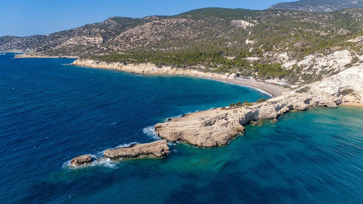 Plage de Monolithos à Santorin avec sable fin et eau peu profonde pour les familles