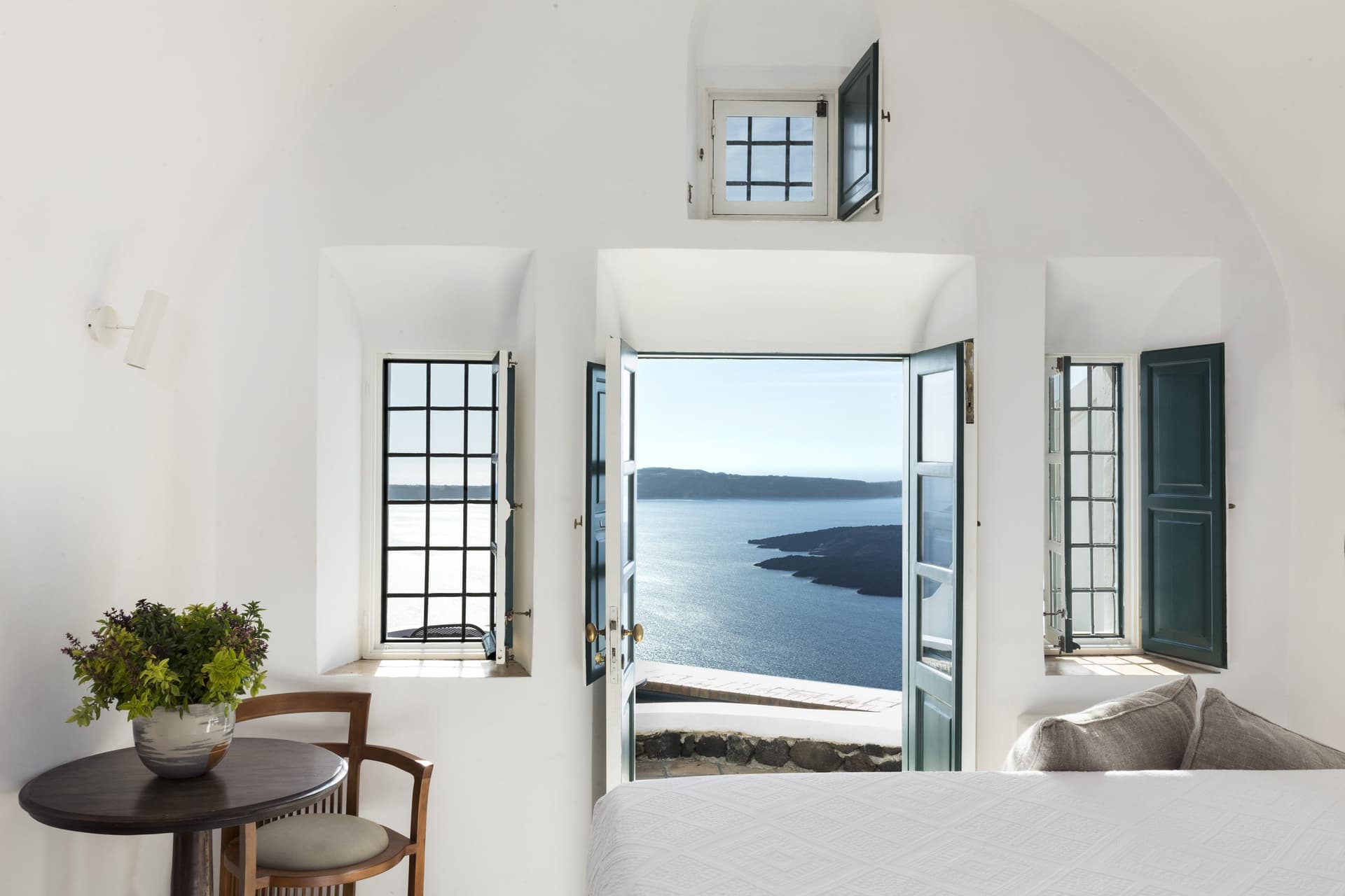 Piscine à débordement du Vasilicos avec vue sur le volcan de Santorin