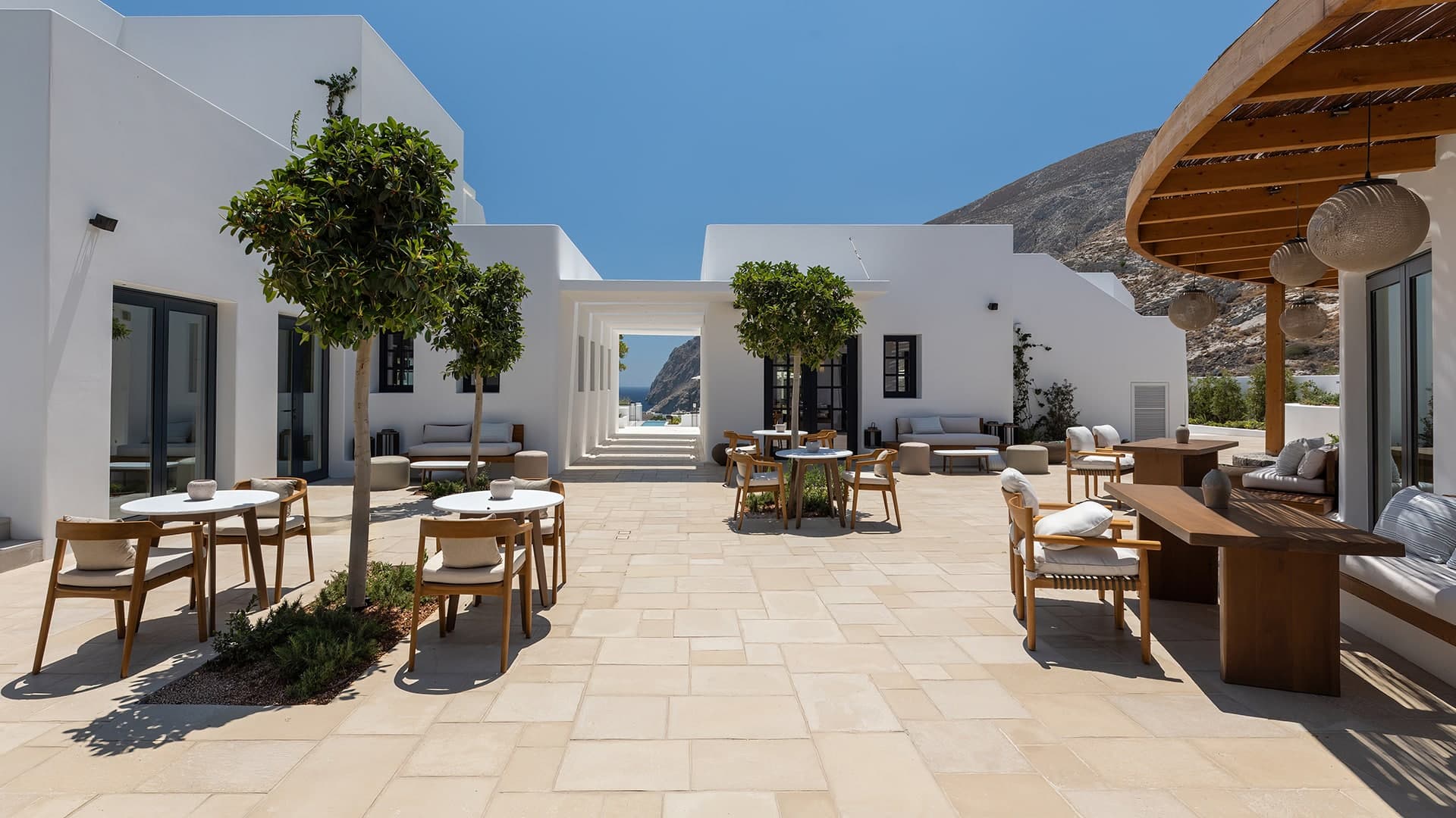 Vue aérienne du resort Sandblu au pied du mont Théra à Santorin