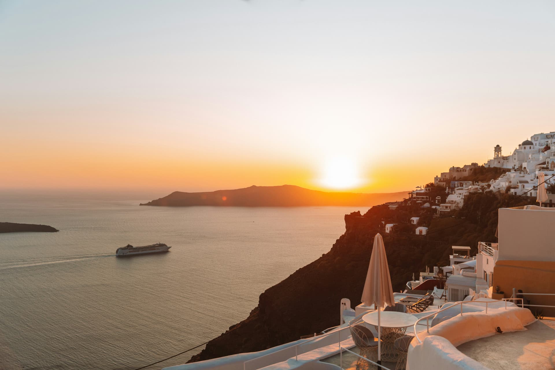 Vue panoramique d'Oia au coucher de soleil en été, Santorin
