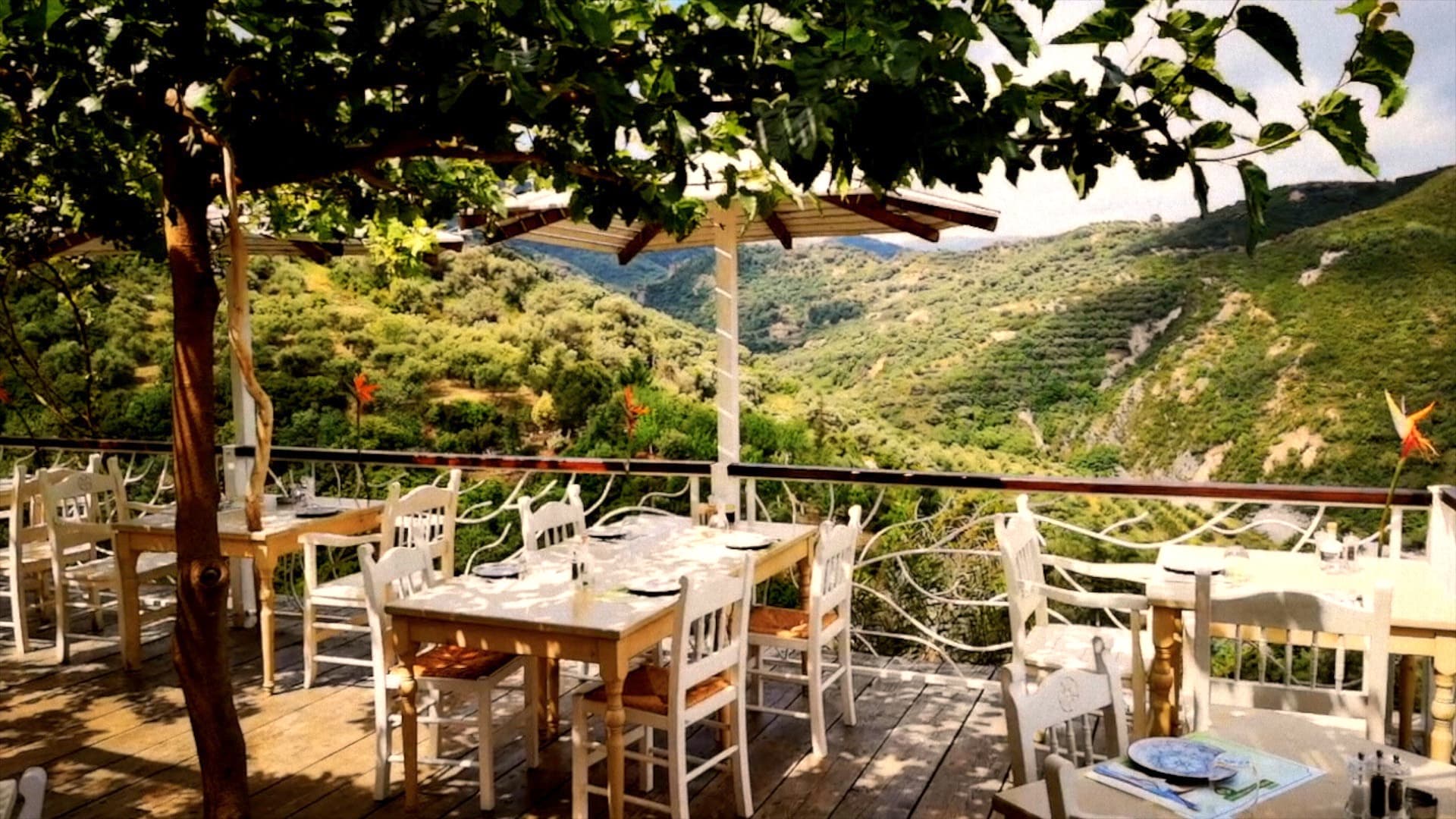 Taverne crétoise au crépuscule avec verre de vin et vue mer