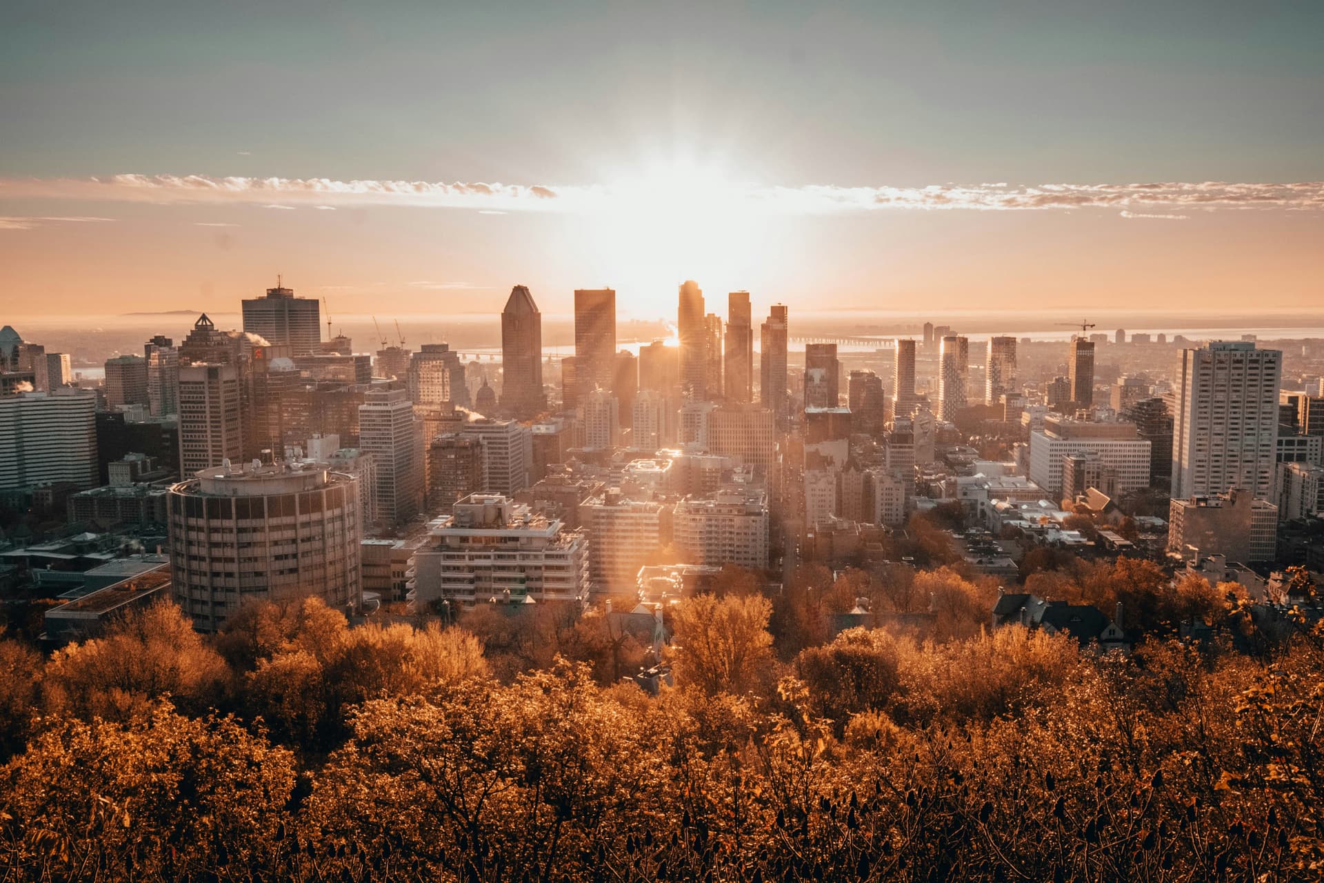 Vue sur la skyline de Montréal aux couleurs d'automne, alternative canadienne à New York