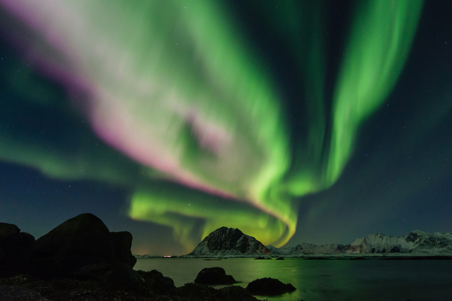 Aurores boréales vertes au-dessus des îles Lofoten en Norvège, alternative européenne à l'Alaska